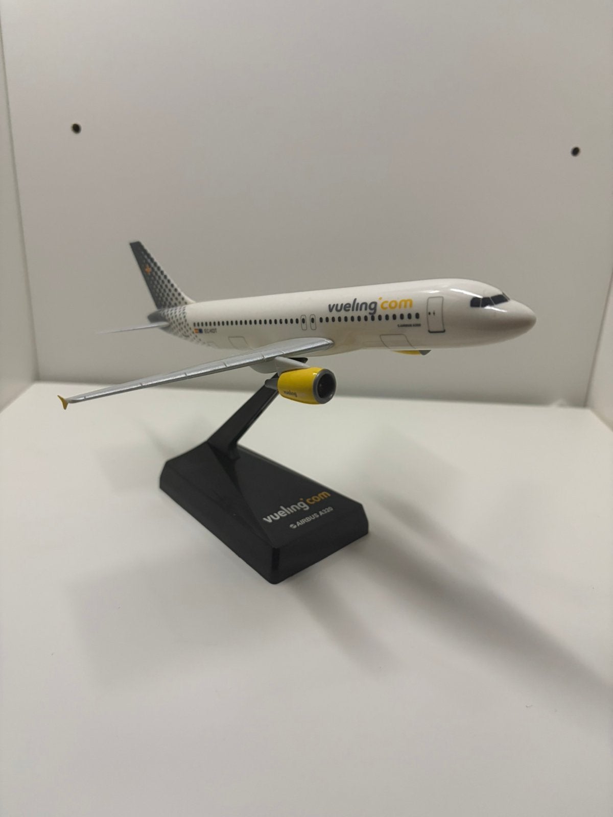 Vueling A320 1:200, Ophalen of Verzenden, Zo goed als nieuw, Schaalmodel