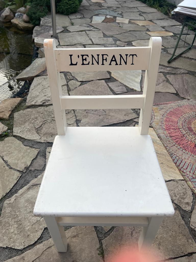 Leuk wit kinderstoeltje met 'L'ENFANT' opdruk, Ophalen, Gebruikt, Overige typen