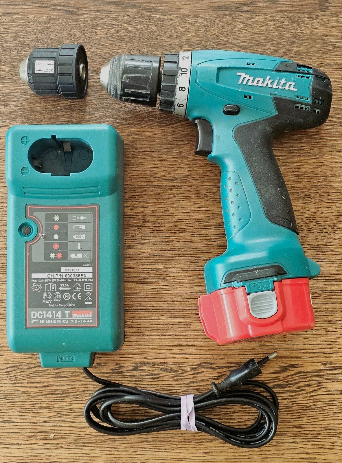 Makita 6271D Boor-/Schroefmachine met Lader en Accu, Gebruikt, Variabele snelheid, Ophalen of Verzenden, Boor- en Schroefmachine