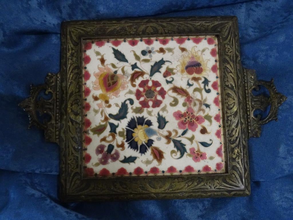 Zsolnay porselein tegel bronzen onderzetter dienblad brons, Ophalen of Verzenden