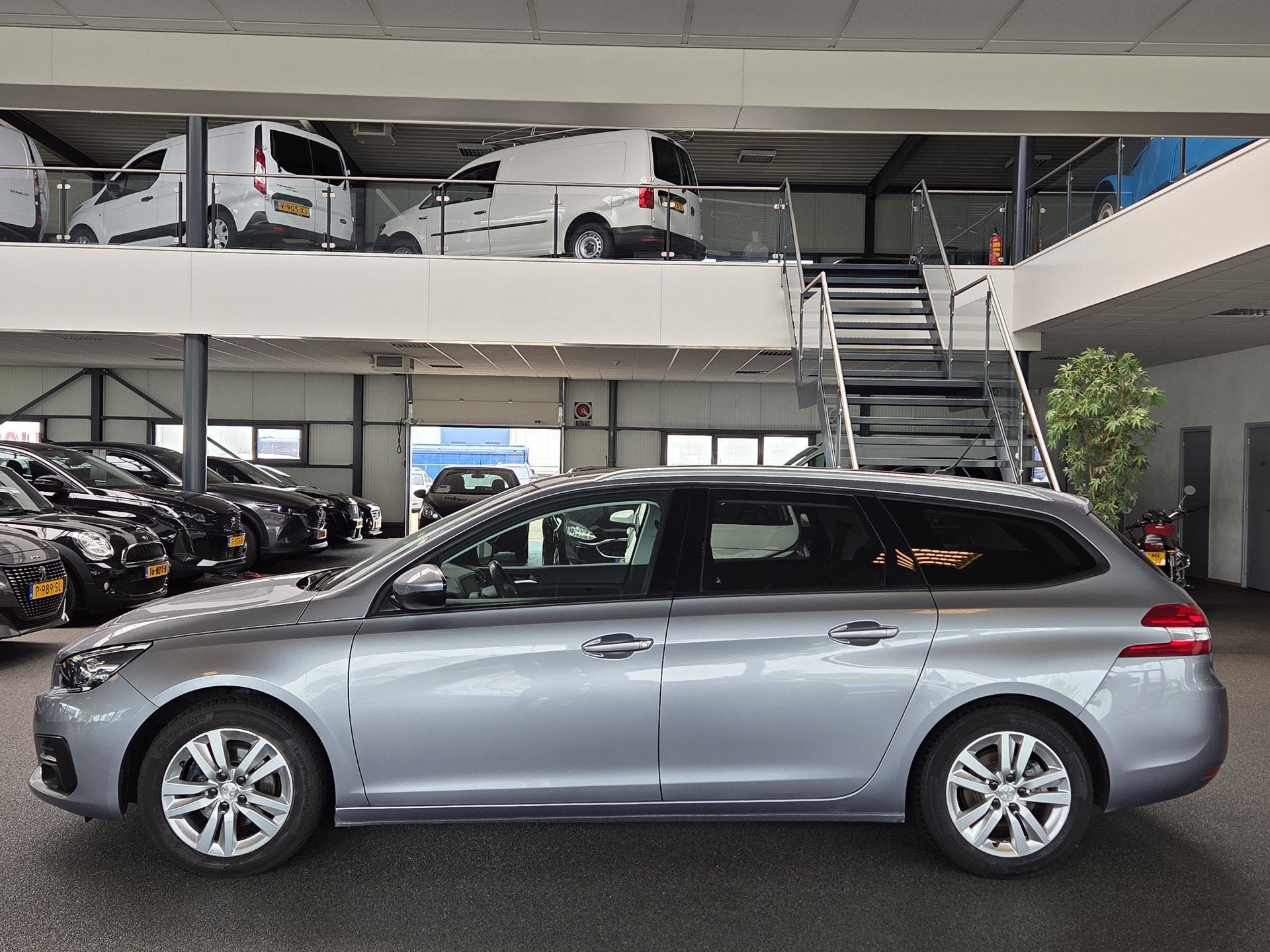 Peugeot 308 SW 1.2 PureTech Blue Lease Executive / Nieuwe Di, Parkeersensor, Euro 6, 1199 cc, 620 kg