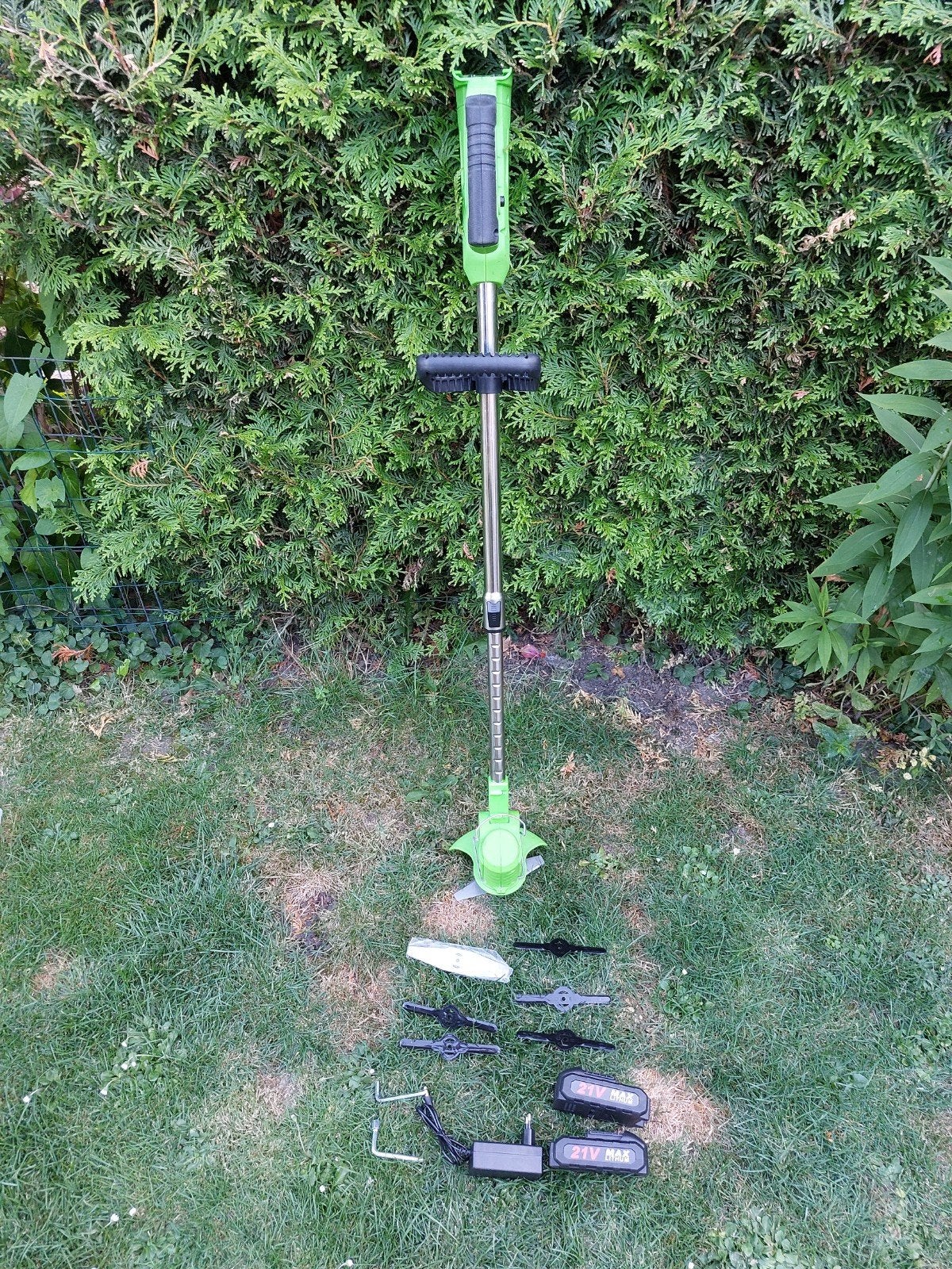 Draadloze grastrimmer met 2 accu's en accessoires, Tuin en Terras, Grastrimmers, Onbekend, Accu, Ophalen of Verzenden, Zo goed als nieuw