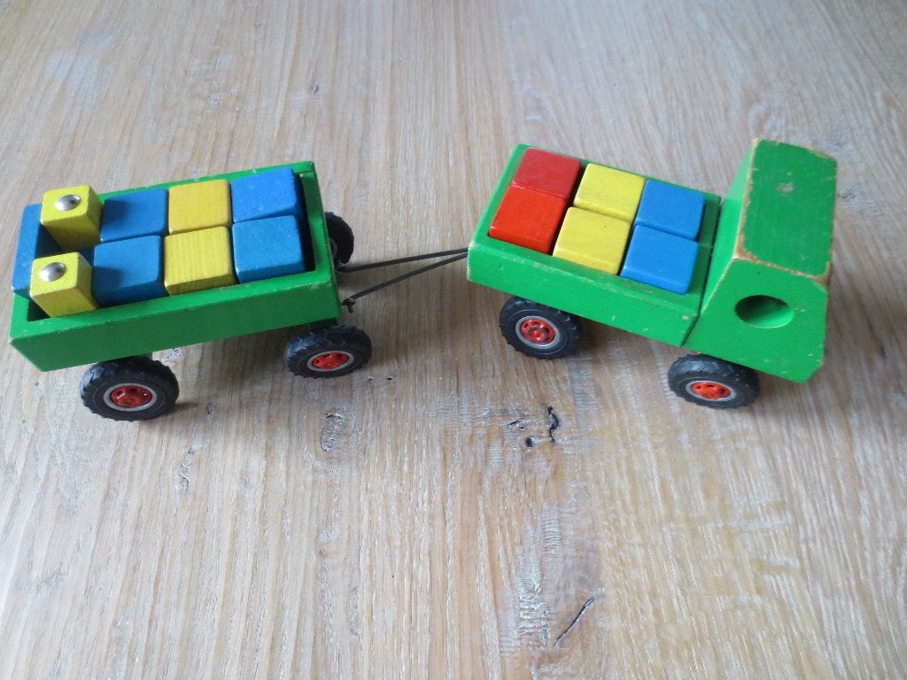 Houten Speelgoed: Vrachtwagen met aanhanger met blokken., Ophalen of Verzenden, Gebruikt, Duw- of Trekspeelgoed