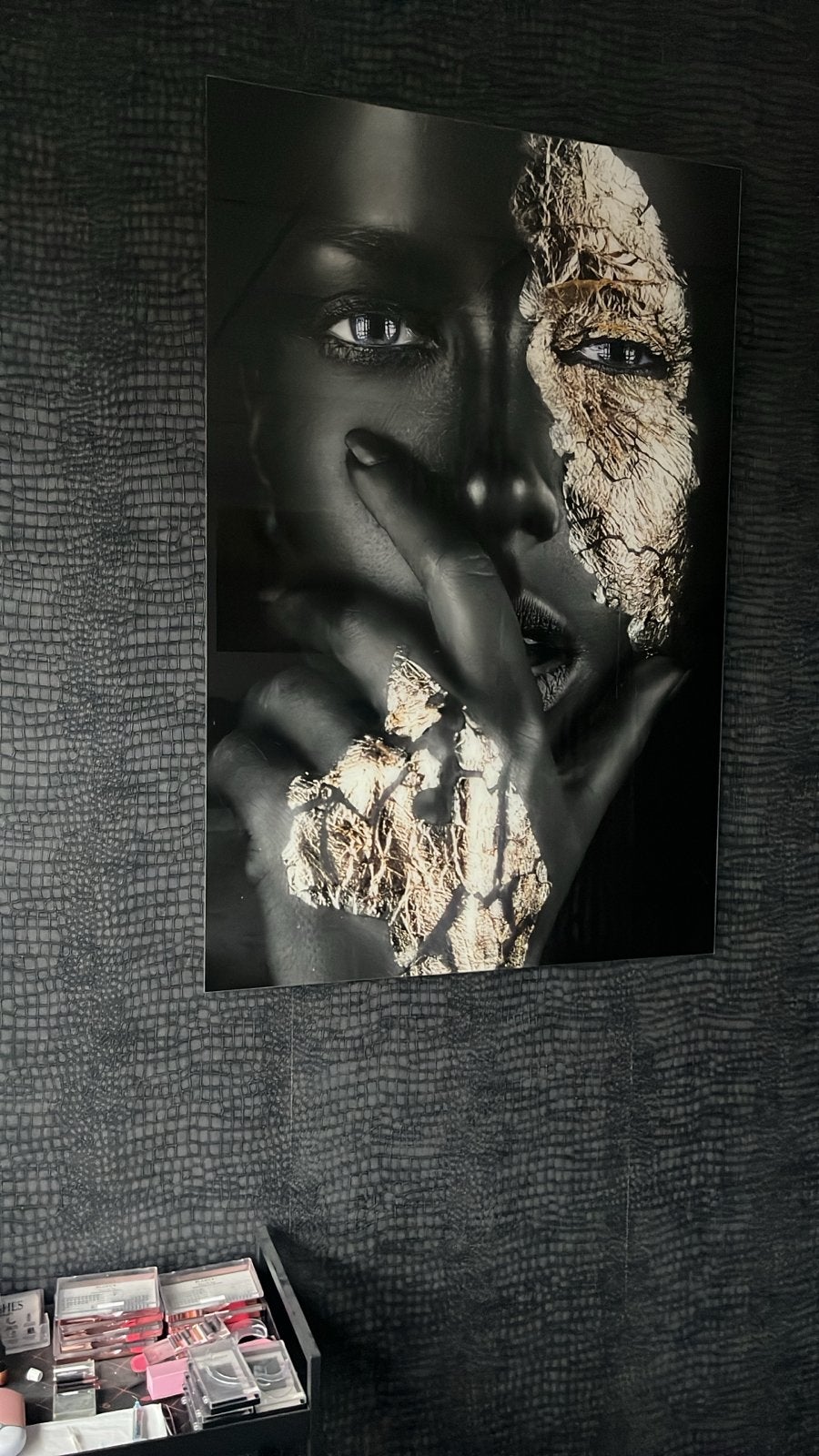 Groot glazen schilderij: Vrouw met goudaccenten (116x87cm), Antiek en Kunst, Kunst | Schilderijen | Modern, Ophalen, Glas, Achter glas