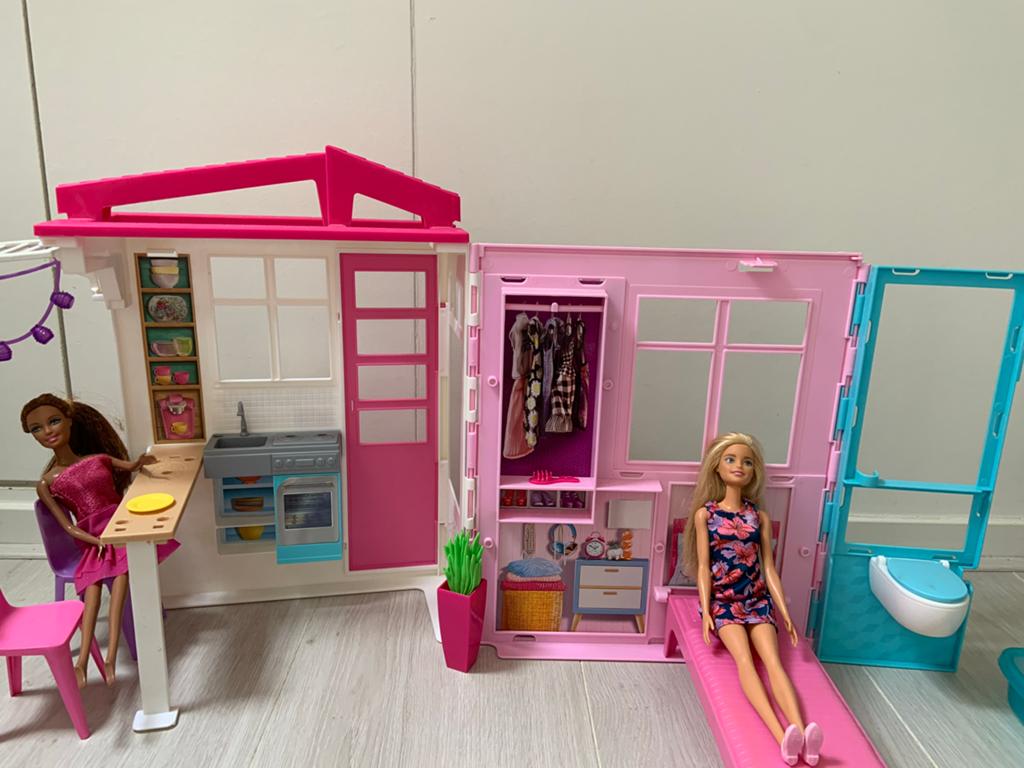 Barbie vakantiehuis met Barbiepoppen - Compact en draagbaar, Kinderen en Baby's, Speelgoed | Poppenhuizen, Ophalen of Verzenden