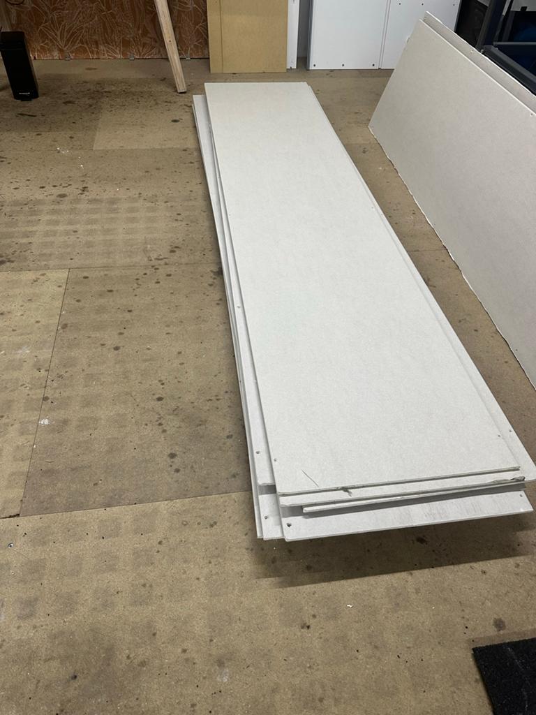 Gipsplaten 17hele platen met schroefgaatjes en rest stukken, Ophalen