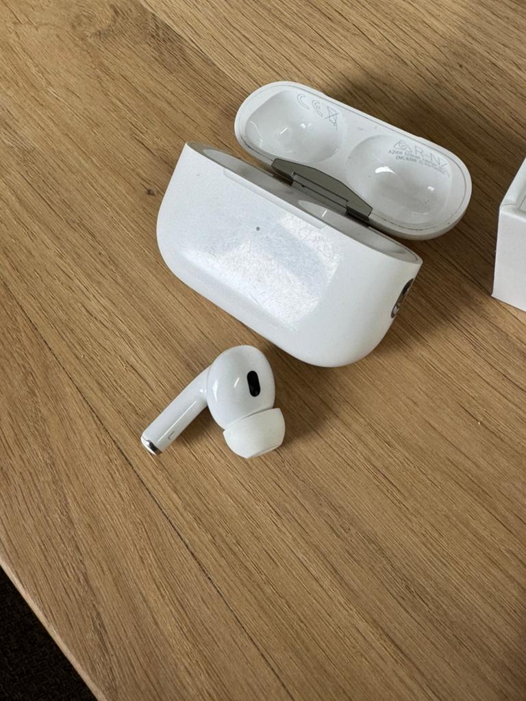 Airpods pro 2 Origineel | linker oortje + case, Ophalen of Verzenden, Zo goed als nieuw, Wit, Apple