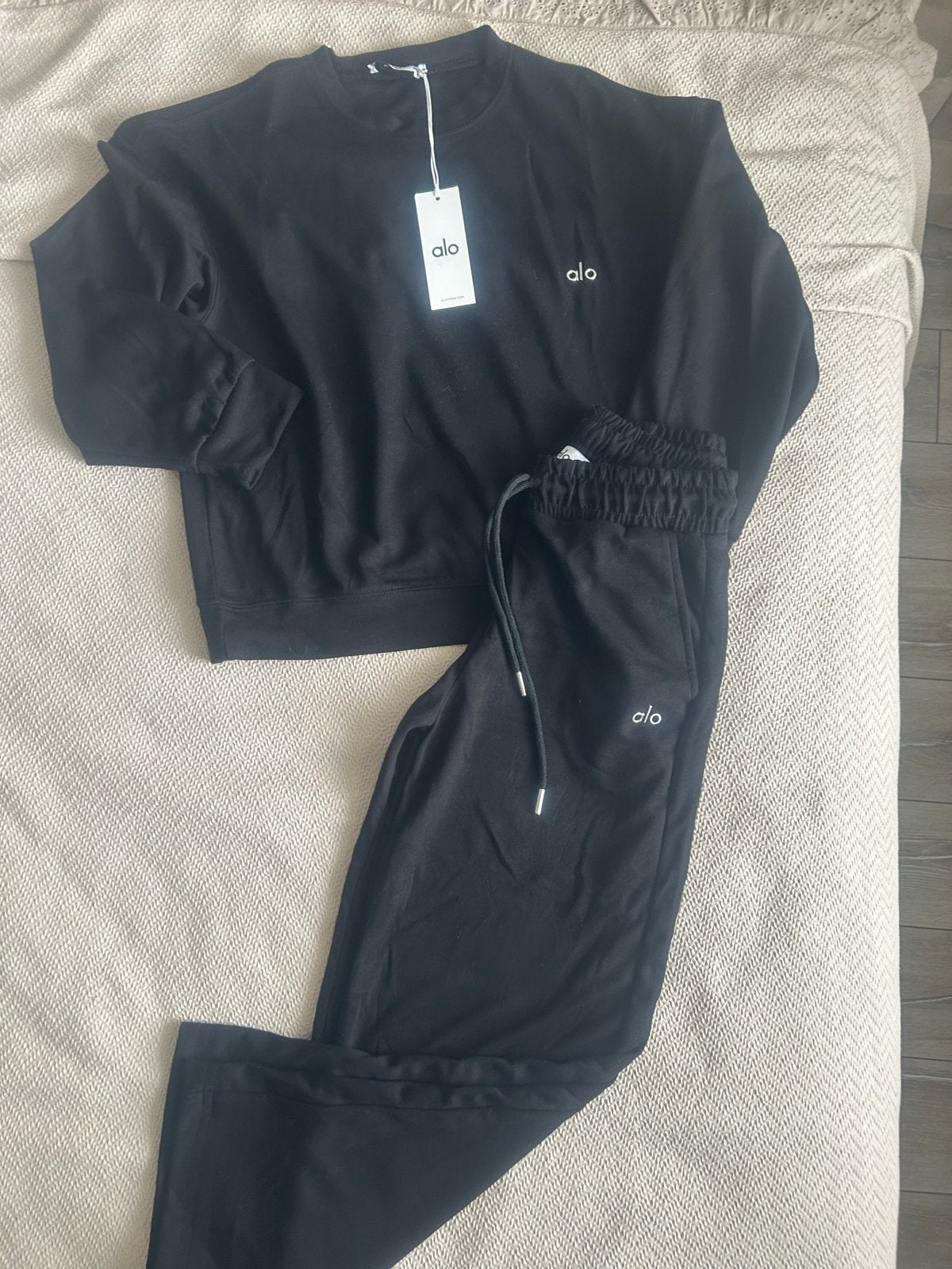 Alo Yoga sportset zwart - sweater en joggingbroek, Kleding | Dames, Maat 38/40 (M), Zwart, Nieuw, Ophalen of Verzenden