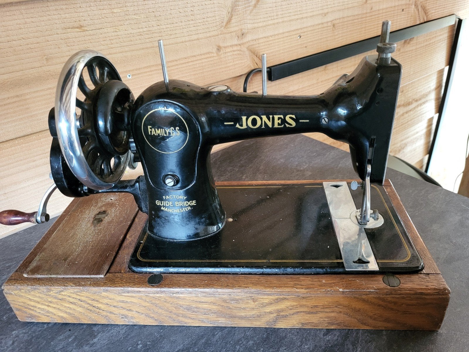 antieke naaimachine Jones Family CS, Ophalen
