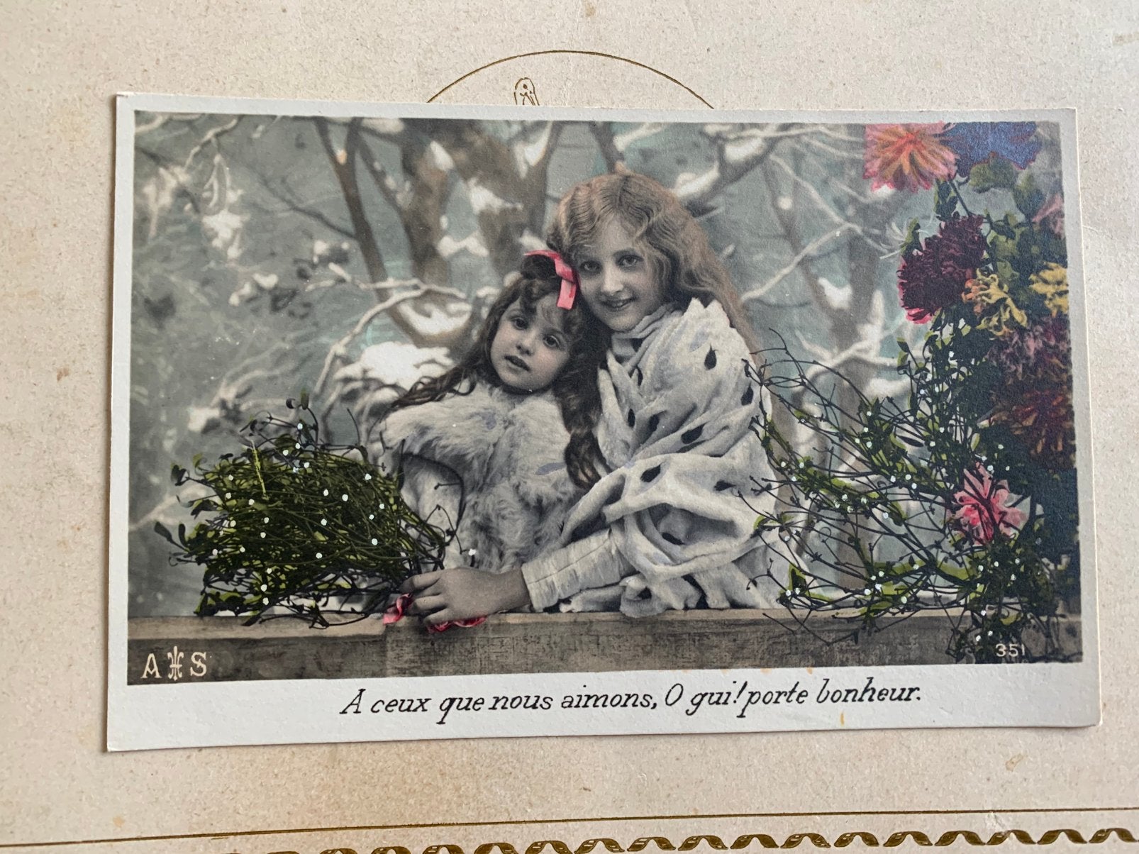 Meisjes met lang haar in bontjas met mistletoe (GO), Ophalen of Verzenden, Voor 1920, Gelopen, Kinderen