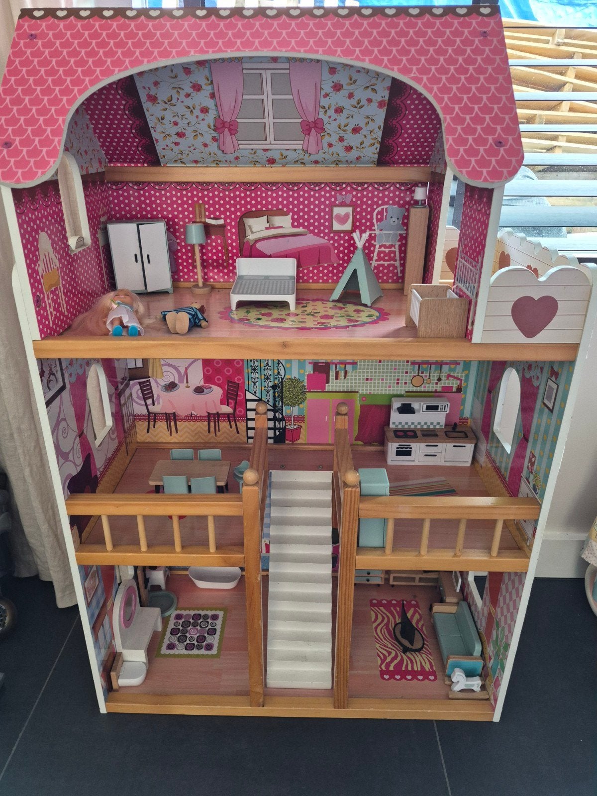 Groot houten poppenhuis met meubels en 2 poppen, Ophalen of Verzenden, Gebruikt, Poppenhuis