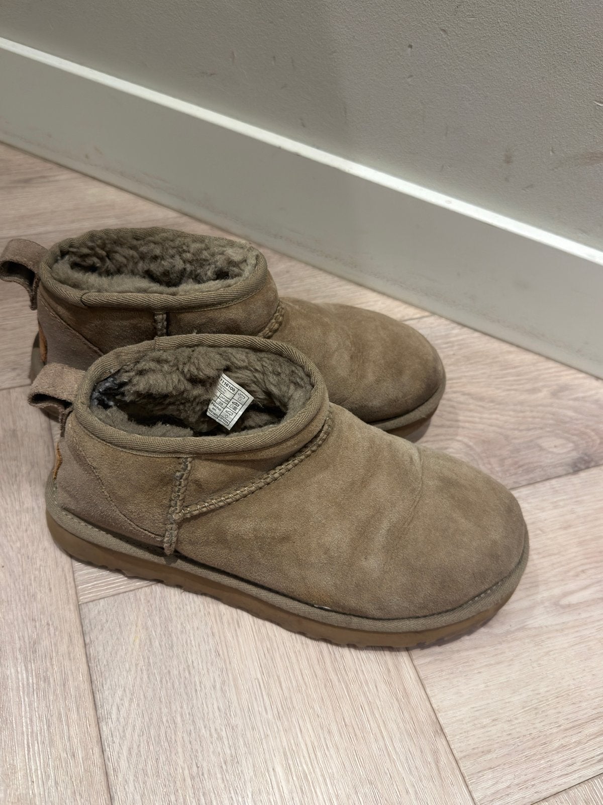 Uggs Classic Ultra Mini - Maat 37, Kleding | Dames, Schoenen, Bruin, Lage of Enkellaarzen, Ophalen of Verzenden, Gedragen