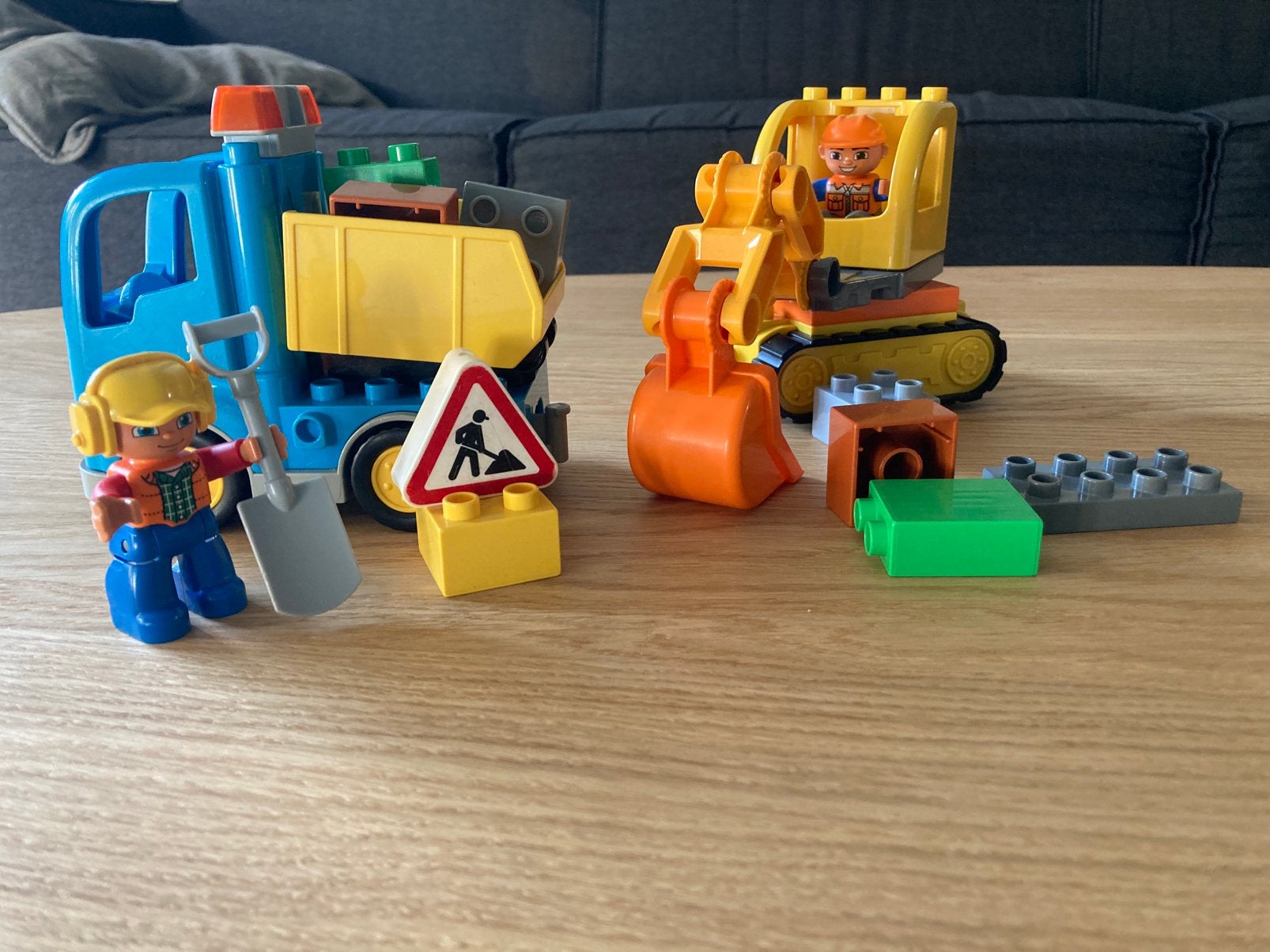Duplo Rupsband-Graafmachine en Vrachtwagen met kiepbak 10812, Ophalen of Verzenden, Zo goed als nieuw