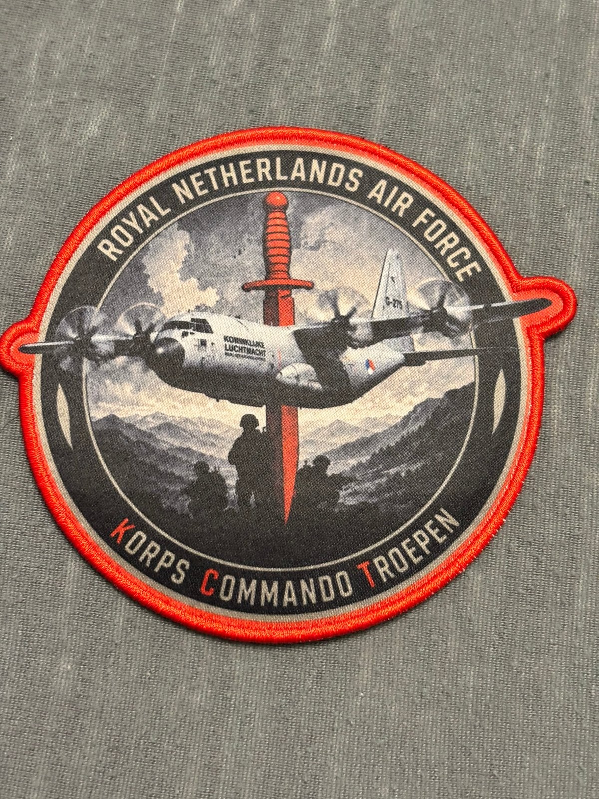 Embleem RNLAF C-130 Hercules Korps commando troepen, Verzamelen, Verzenden, Luchtmacht, Nederland, Embleem of Badge