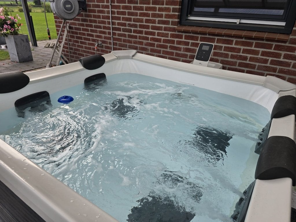 M Spa Oslo Plus Jacuzzi, Ophalen, Zo goed als nieuw, Afdekzeil, Vast