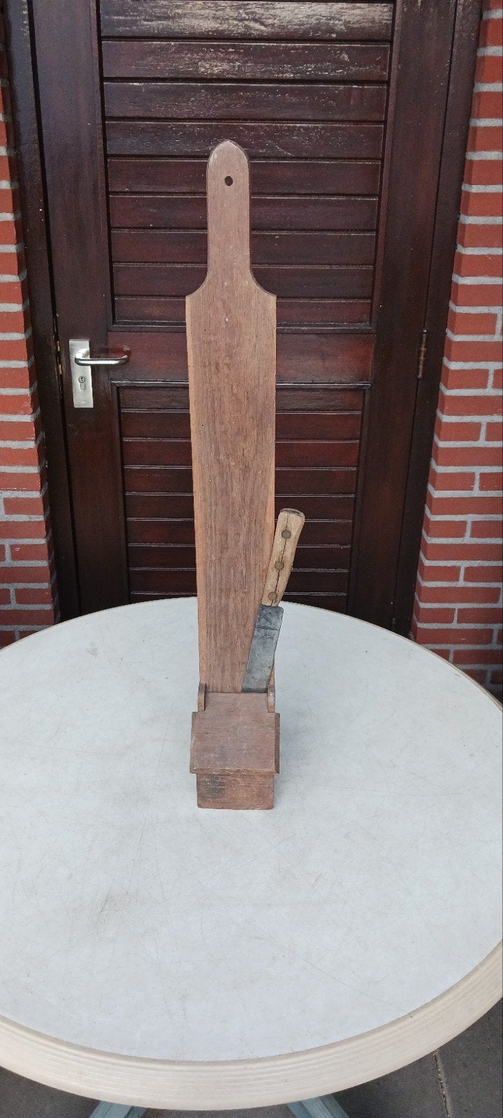 ANTIEKE HOUTEN MESSENSLIJPLANK MET BAKJE MET SLIJPZAND, Ophalen of Verzenden
