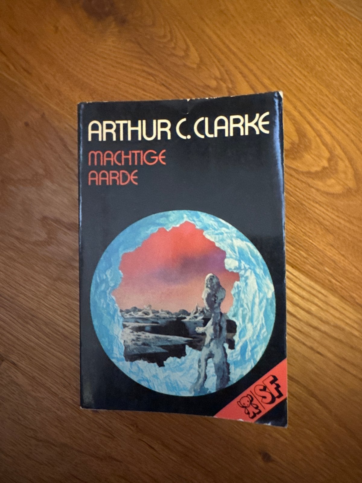 Machtige Aarde - Arthur C. Clarke (SF), Ophalen of Verzenden, Gelezen