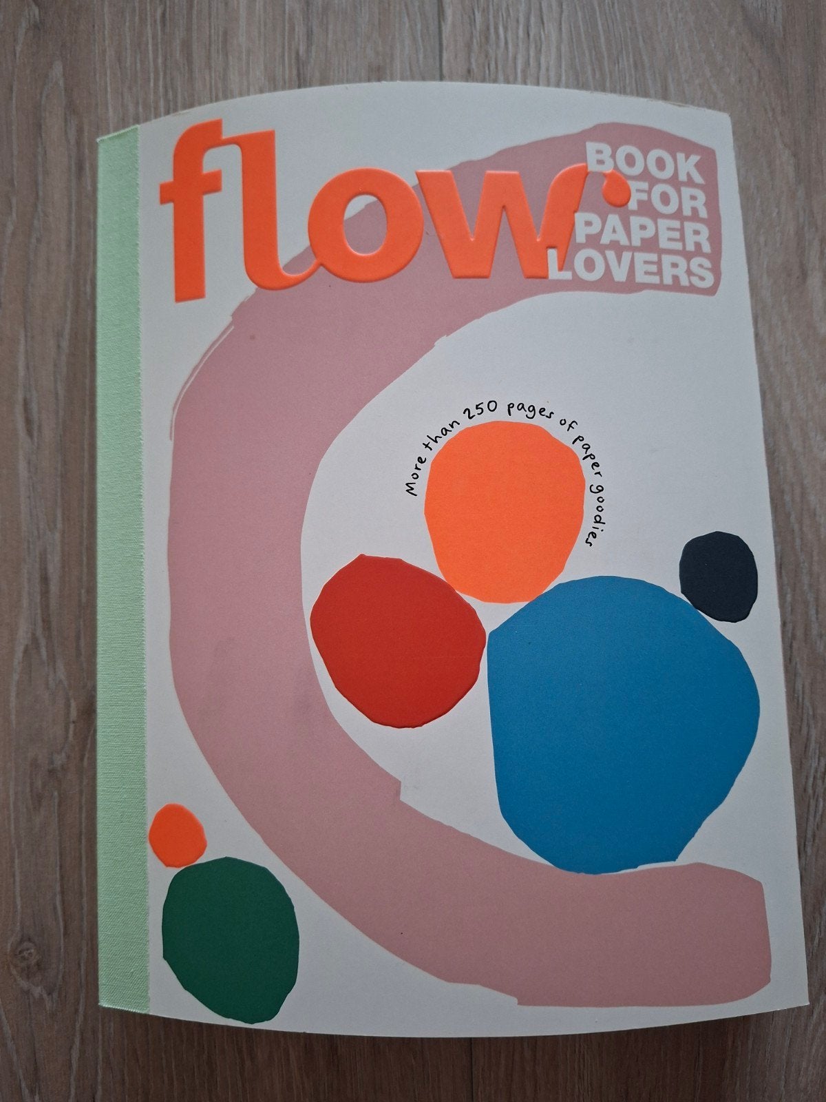 Flow Book for Paper Lovers - Meer dan 250 papieren goodies, Ophalen of Verzenden, Nieuw, Overige onderwerpen, Flow Magazine