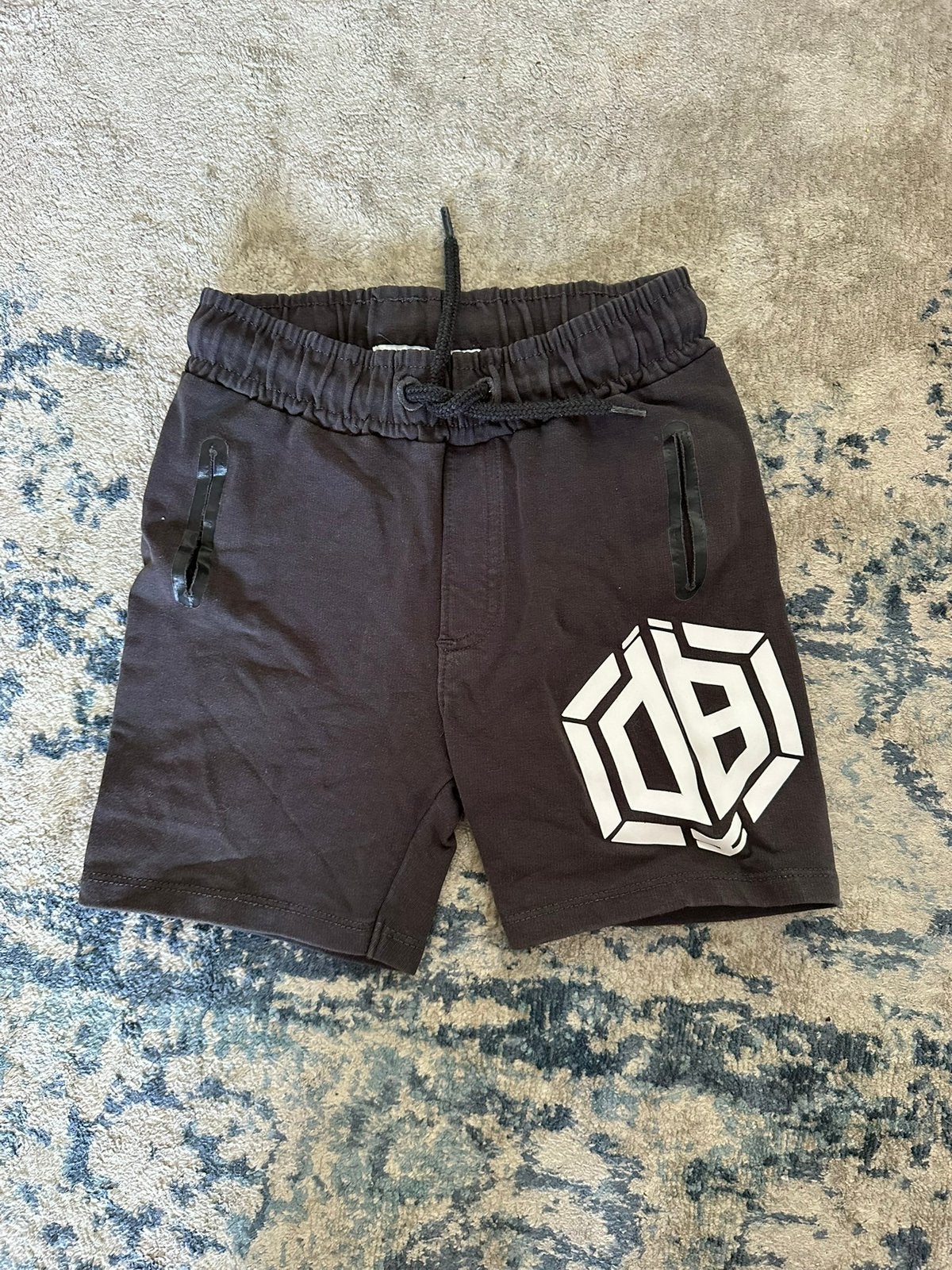Prachtige donkergrijze short / korte broek Vingino maat 98, Ophalen of Verzenden, Nieuw, Jongen, Broek