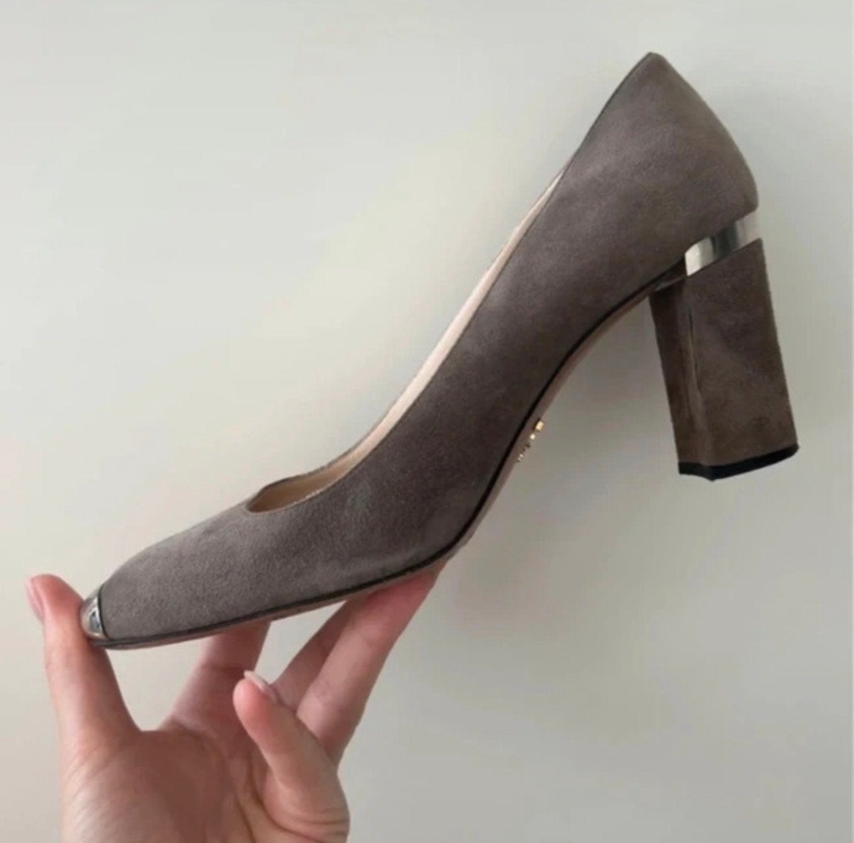 Prada suède pumps met blokhak en metallic details, Kleding | Dames, Ophalen of Verzenden, Zo goed als nieuw, Grijs, Pumps