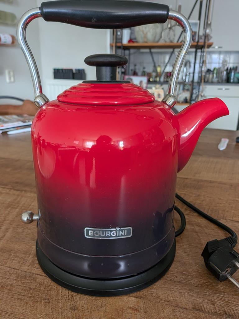 Leuke rode waterkoker van Bourgini, 1.5L, 1 tot 2 liter, Ophalen, Gebruikt, Draadloos