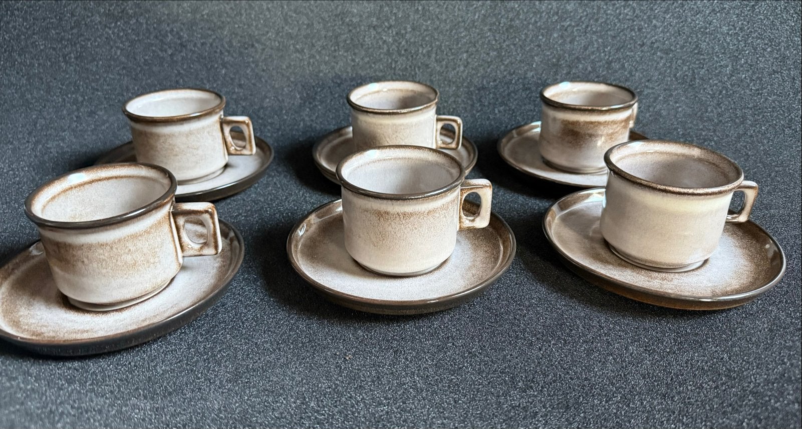 Set van 6 vintage Potterie de Driehoek kopjes/schotels, Ophalen of Verzenden