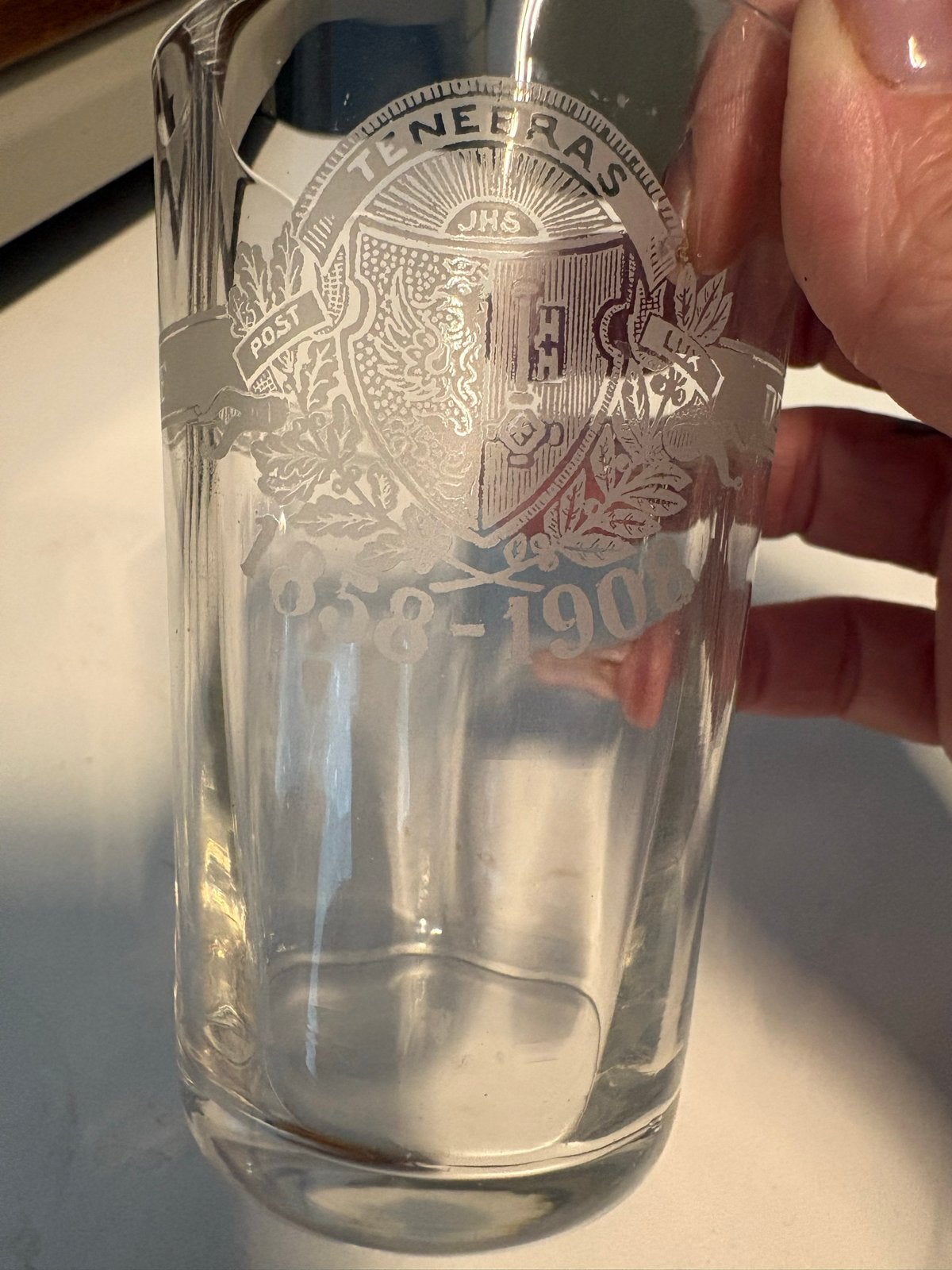 Vintage 'Herdenkings glas”glas met wapen en jaartal 1908, Ophalen of Verzenden
