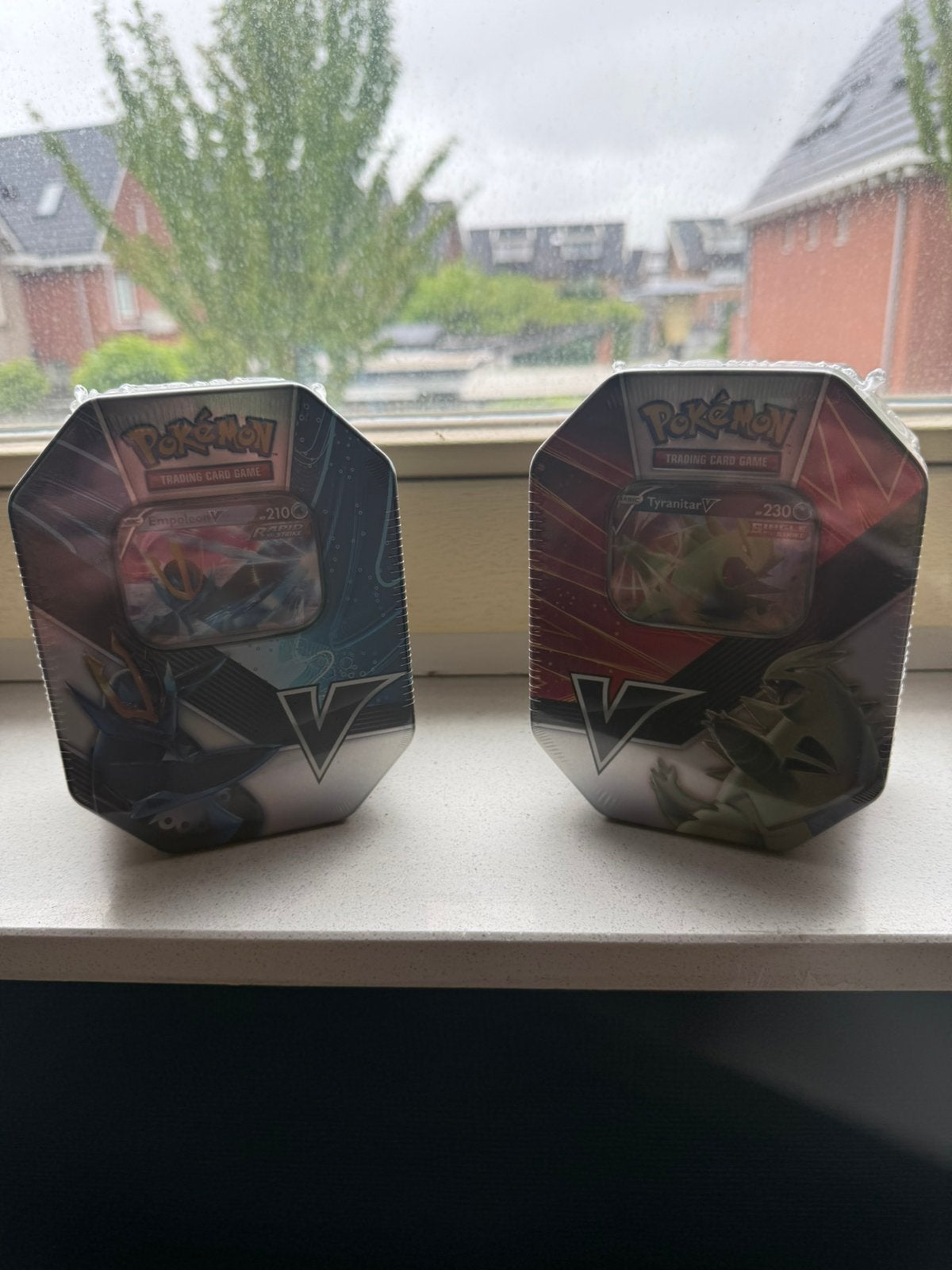 Tyranitar en Empoleon V strike tin, Hobby en Vrije tijd, Verzamelkaartspellen | Pokémon, Ophalen of Verzenden, Nieuw