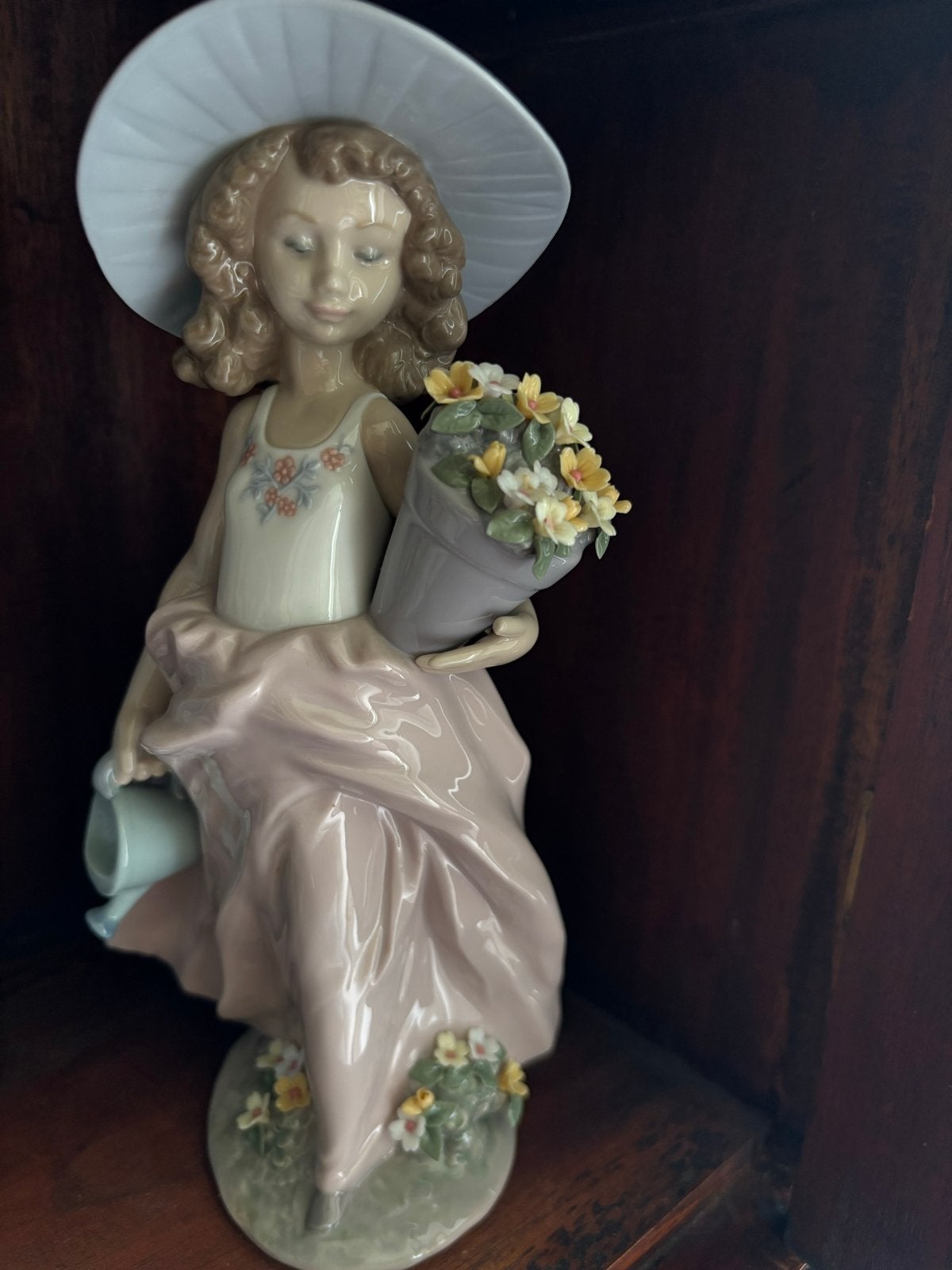 Lladro Beeldje Meisje met Bloemen en Gieter, Ophalen of Verzenden, Steen of Keramiek, Beeld, Meerkleurig