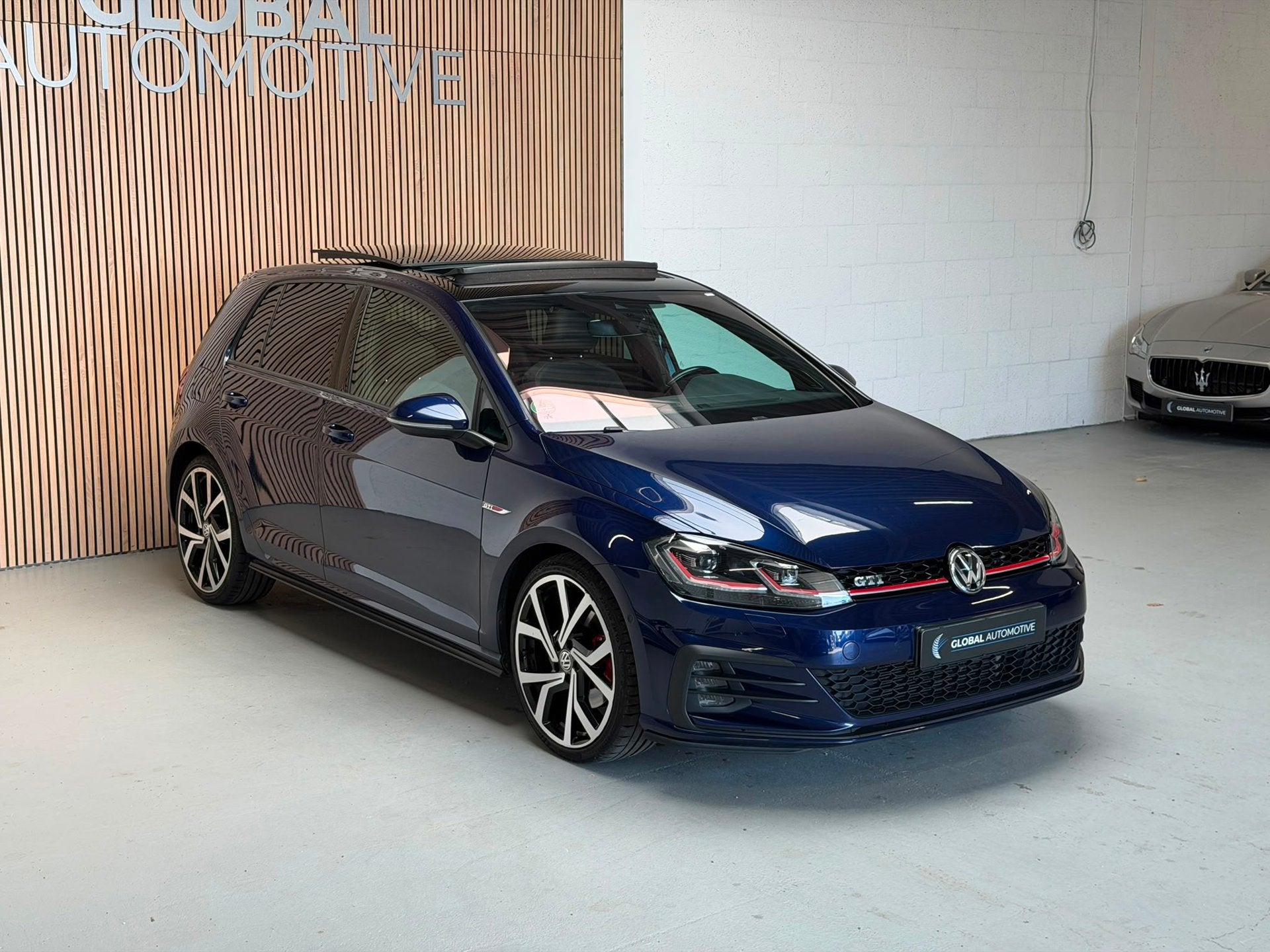 Volkswagen Golf 2.0 TSI GTI - VIRTUAL - PANORAMADAK - DYNAUD, Stof, 4 cilinders, 1984 cc, Blauw