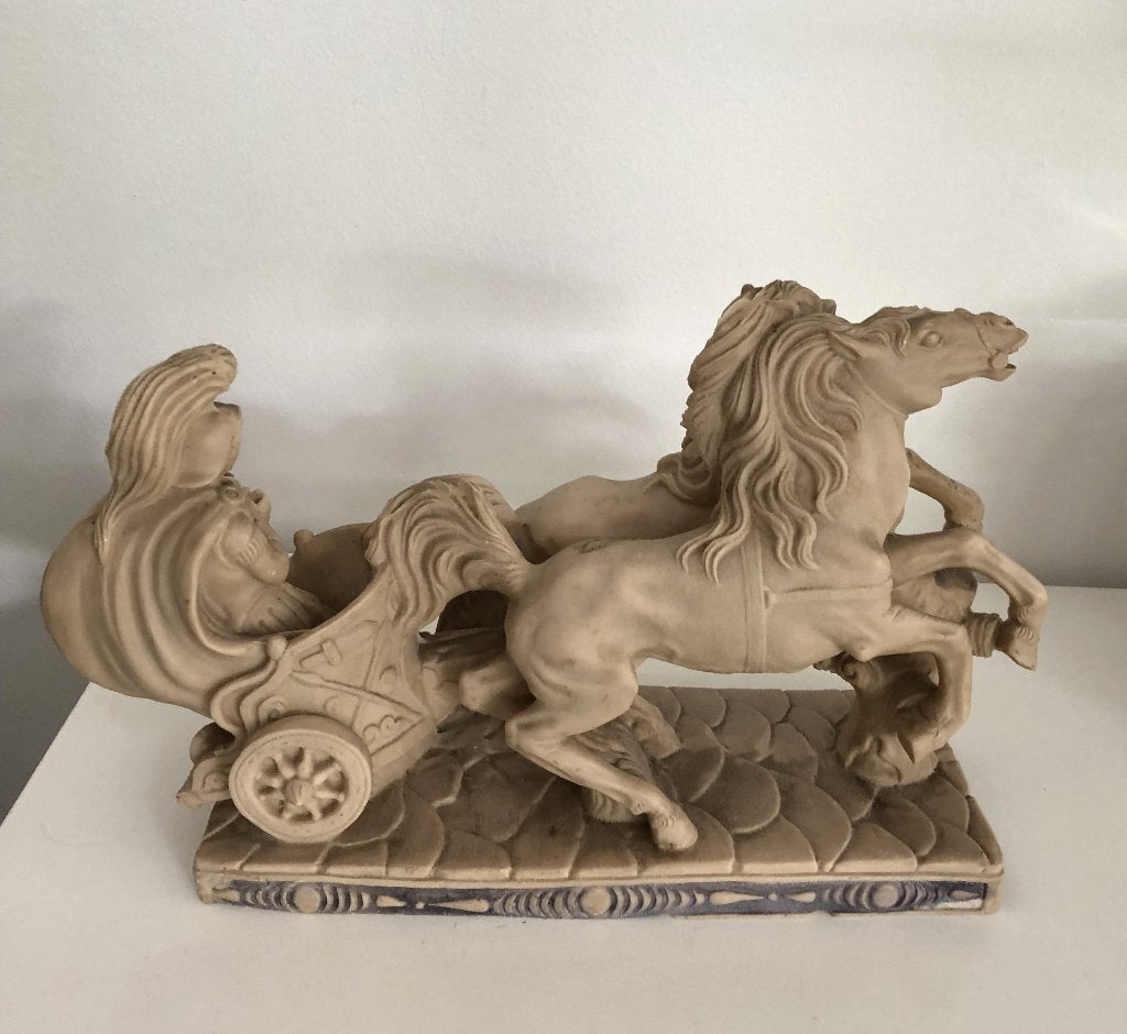 Antiek beeld Romeinse strijdwagen met paarden, Antiek en Kunst, Ophalen of Verzenden, Beige, Overige materialen, 25 cm