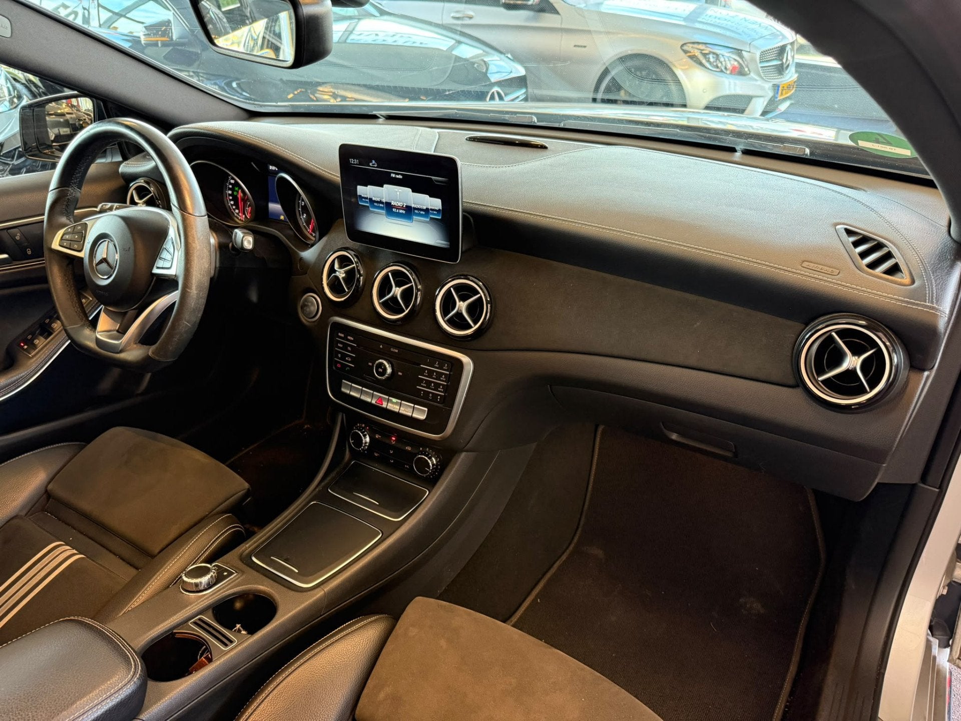 Mercedes-Benz A-Klasse 180 AMG White Art | Automaat | Panora, Auto's, Gebruikt, 4 cilinders, Met garantie (alle), 122 pk