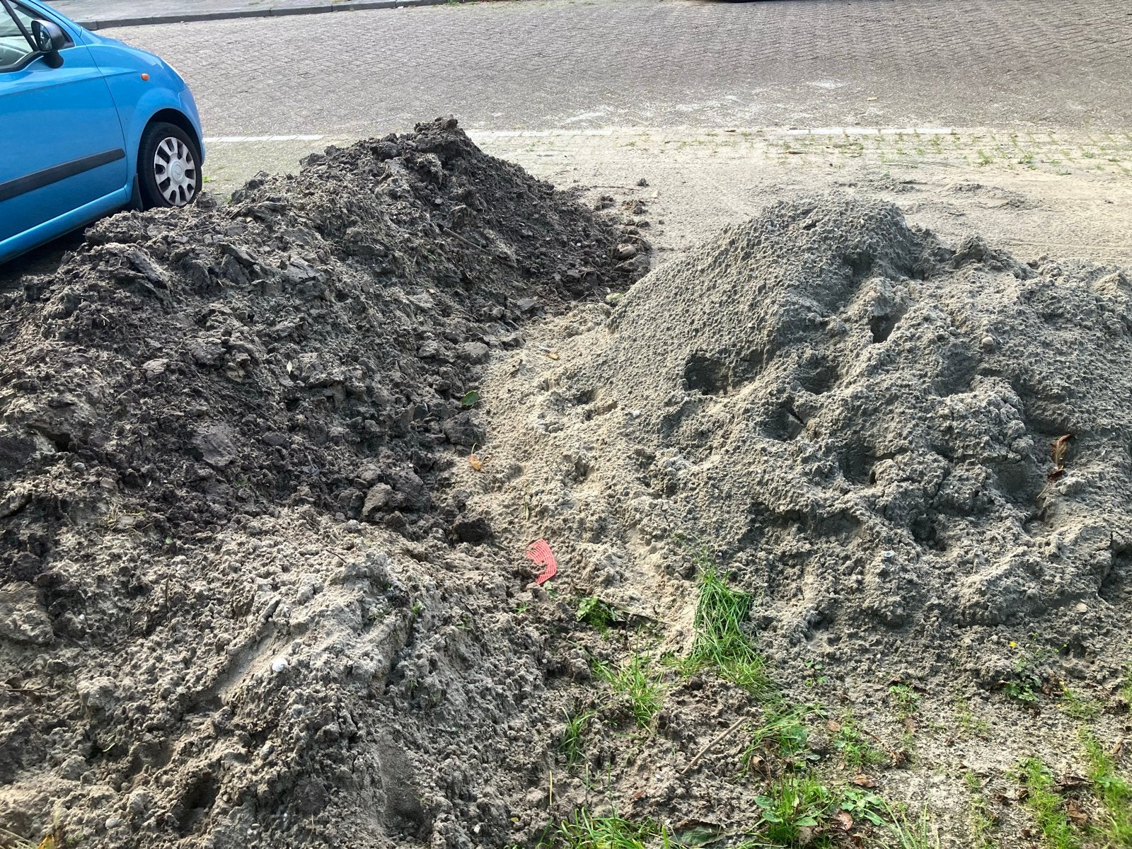 2 kuub grond en 1 kuub schoon zand, Ophalen of Verzenden, Gebruikt, Ophoogzand