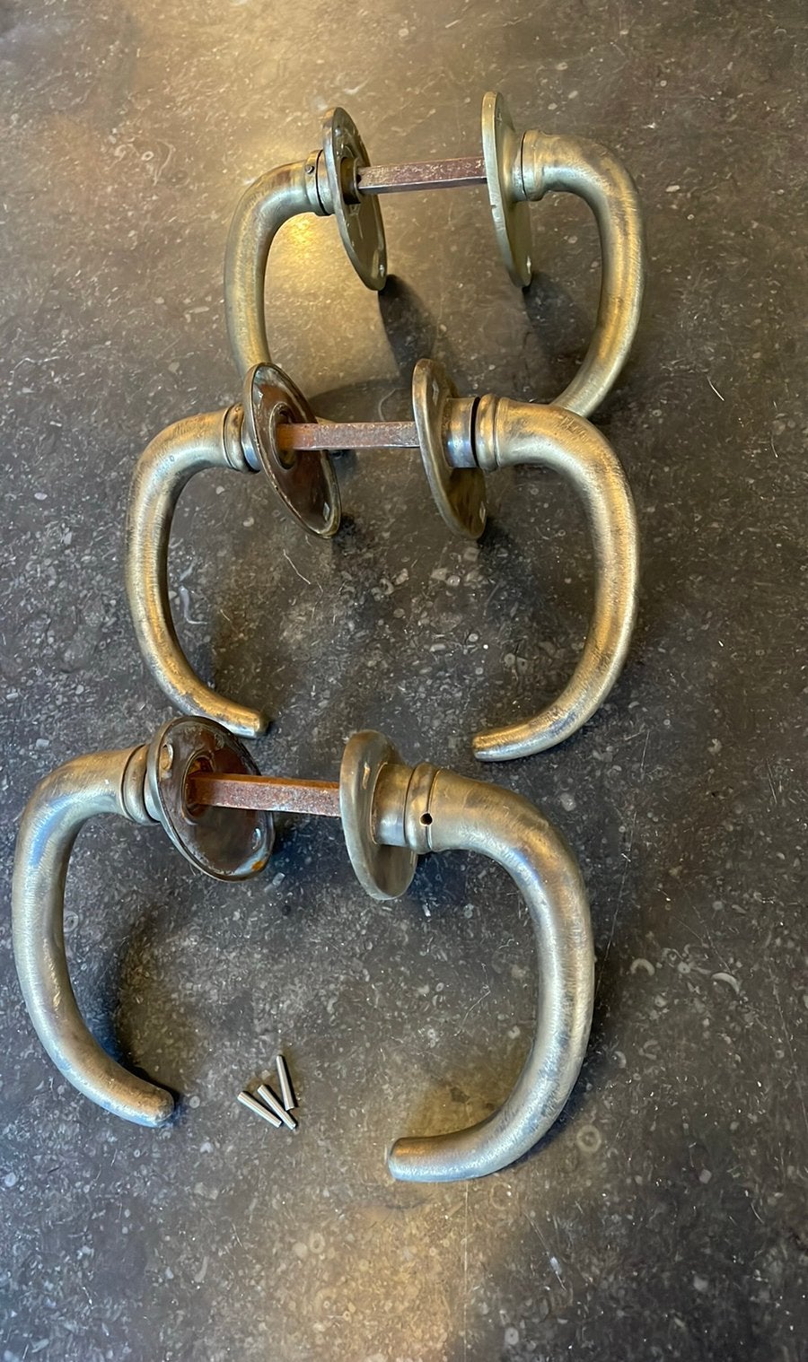 3x Deurklinken oud ANTIEK ‘Donkere Stierenhoorn’ deurkrukken, Antiek en Kunst, Ophalen of Verzenden