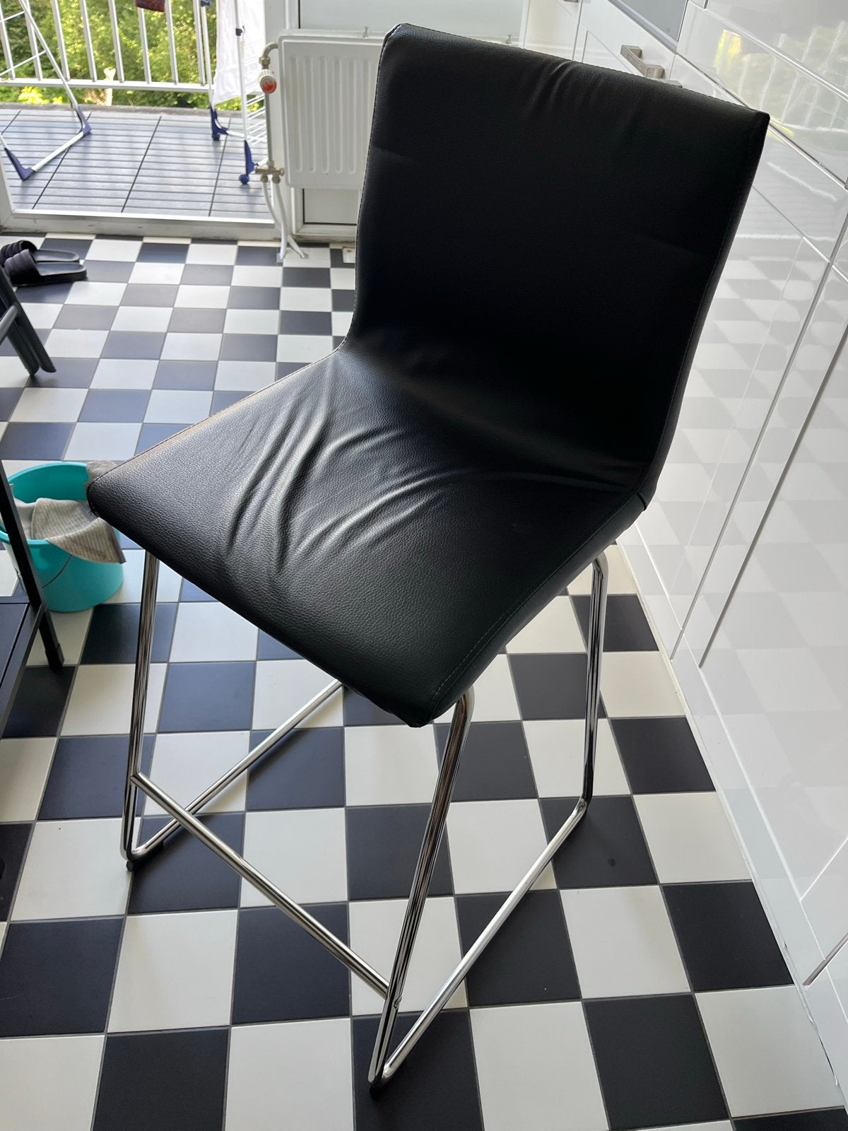 IKEA zwarte barkruk met metalen onderstel - Bar Stool, Ophalen, Gebruikt, Leer, 90 cm of meer
