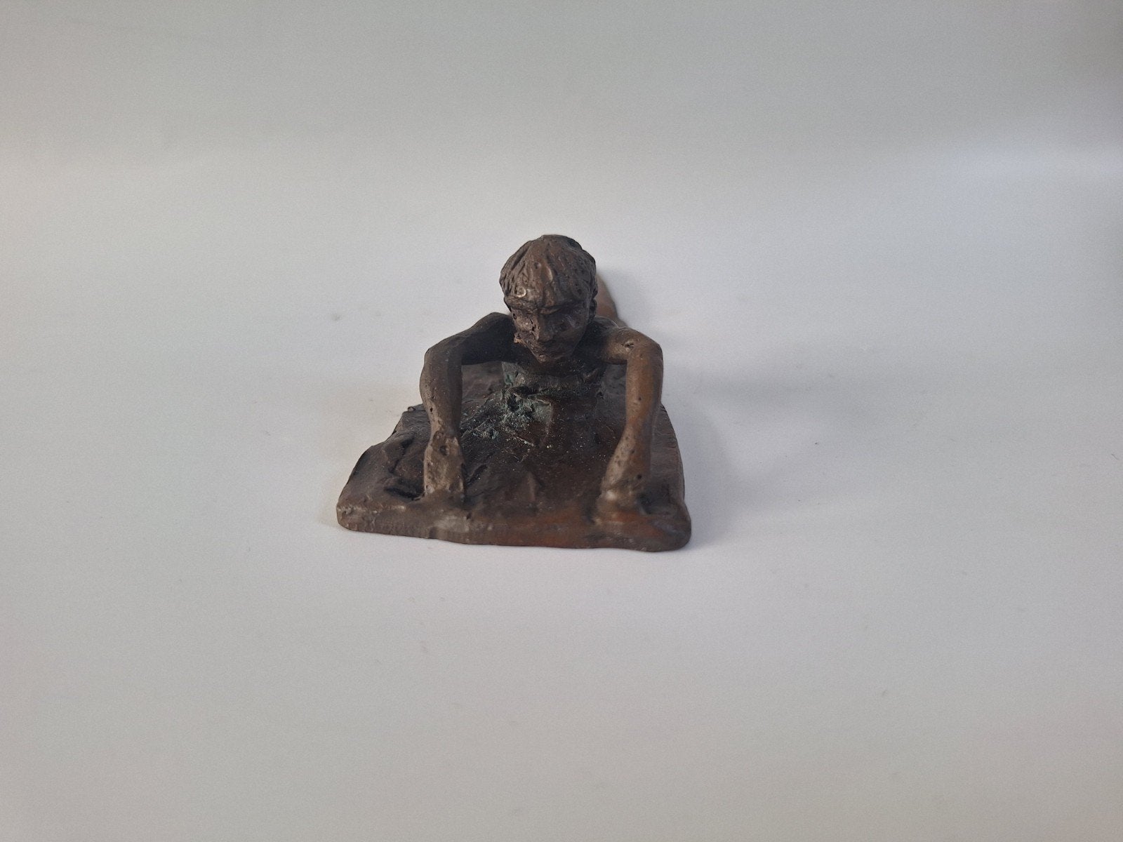 Leuk beeldje van een jongen die aan het zwemmen, Ophalen of Verzenden, Zo goed als nieuw, Mens