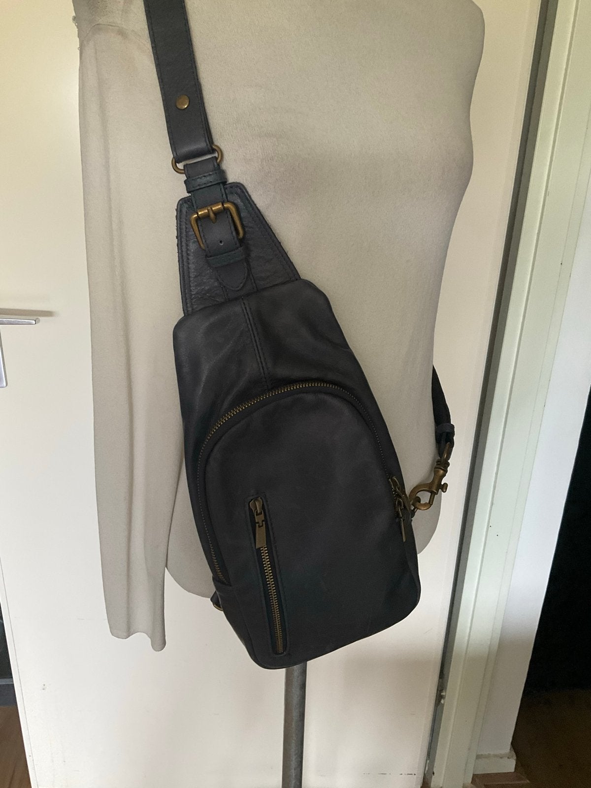 Stijlvolle Leren Sling Bag - Donkerblauw, Overige merken, Blauw, Ophalen of Verzenden, Zo goed als nieuw
