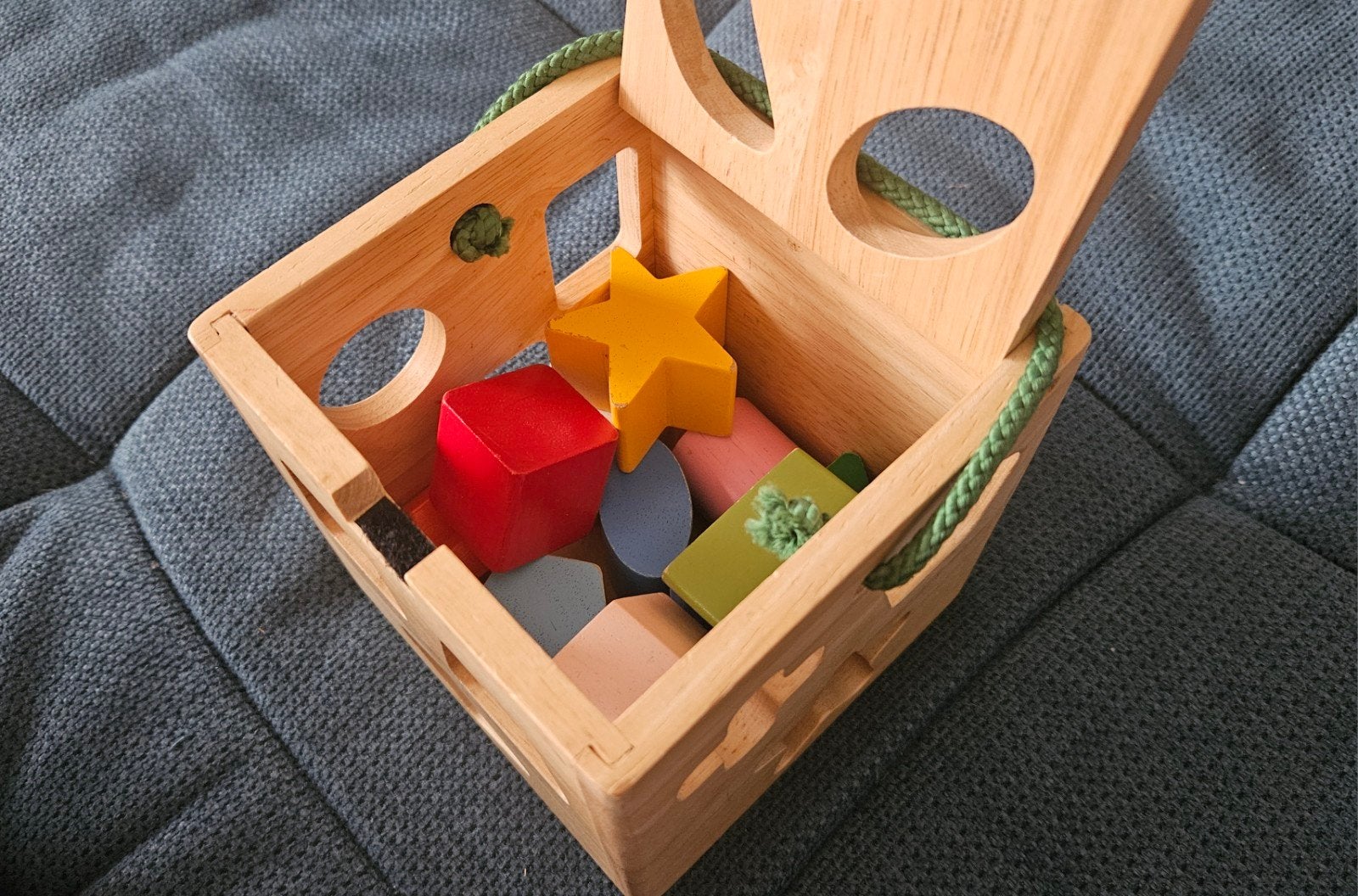 Houten vormenstoof met diverse blokken, Kinderen en Baby's, Speelgoed | Houten speelgoed, Ophalen of Verzenden, Zo goed als nieuw