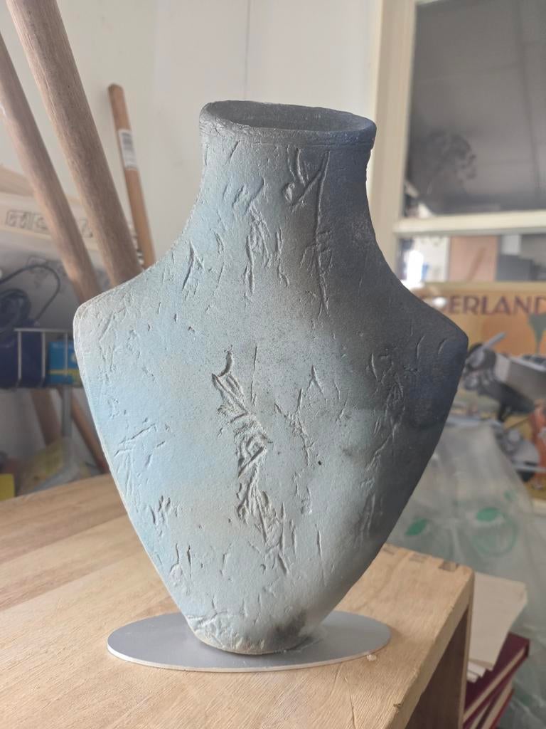 Vaas steen of keramiek, grijs en blauw