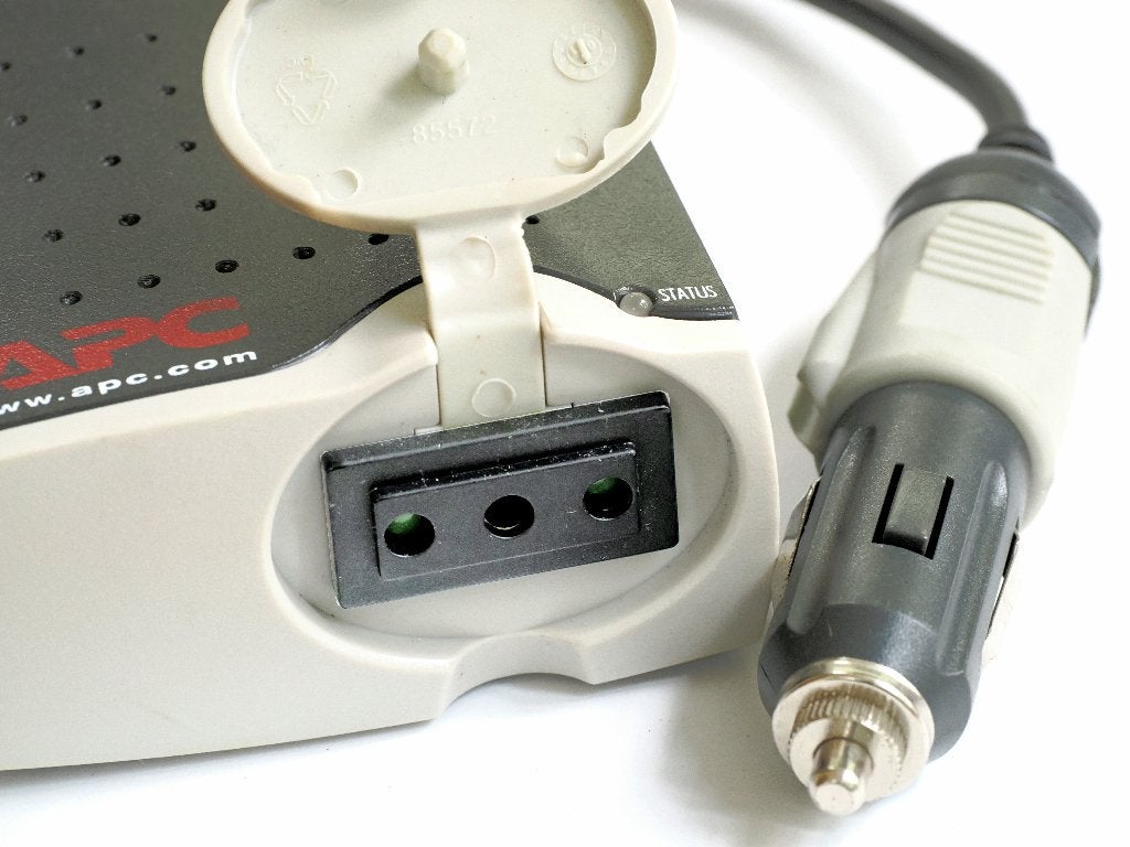 APC PNote omvormer 12 volt accuspanning naar 230 volt, Ophalen of Verzenden, Gebruikt