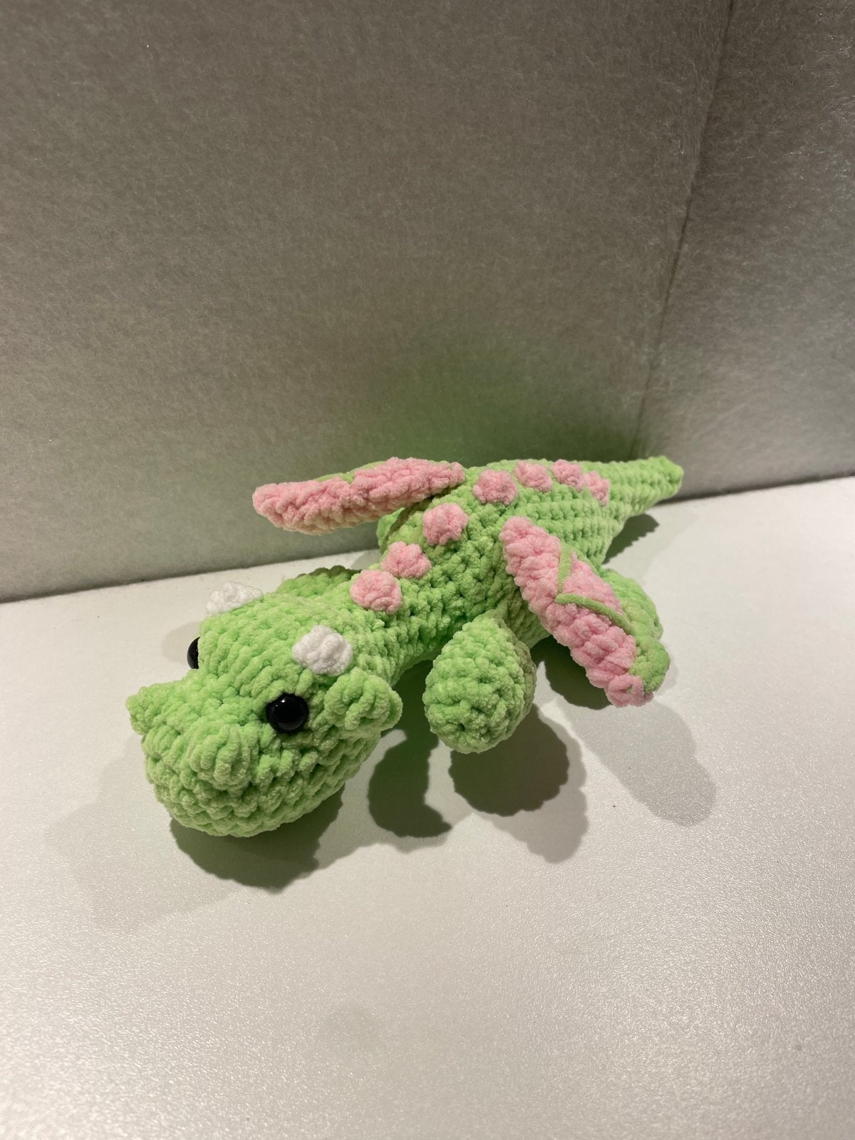 Handgemaakte draak knuffel - Groen en roze, Groen, Nieuw, Middelgroot (20 tot 80 cm), Dinosaurus