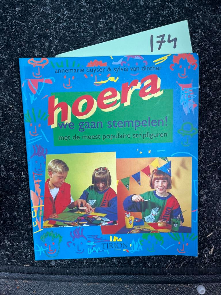 Hoera, we gaan stempelen! Boek met stripfiguren, Ophalen of Verzenden, Zo goed als nieuw, Overige typen