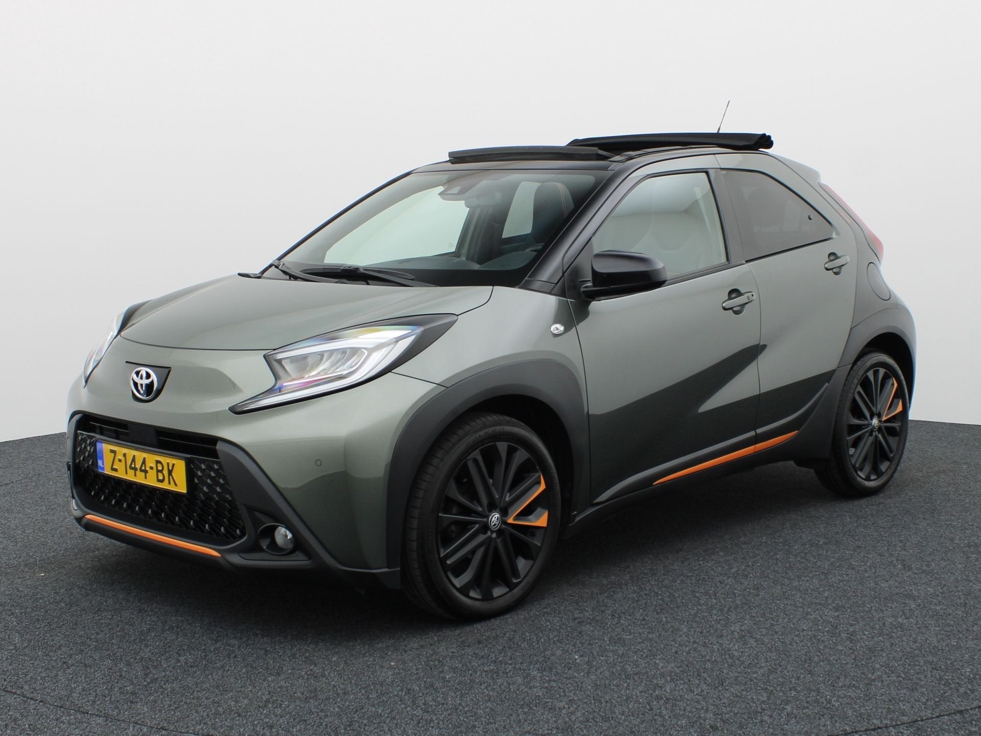 Toyota Aygo X 1.0 VVT-i S-CVT Limited | Vouwdak | Keyless |, 12 maanden, Gebruikt, 4 stoelen, Leder en Stof