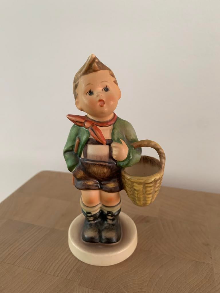 Vintage Hummel Goebel Beeldje Jongen met Mandje, Verzamelen, Beelden en Beeldjes, Ophalen, Zo goed als nieuw, Hummel