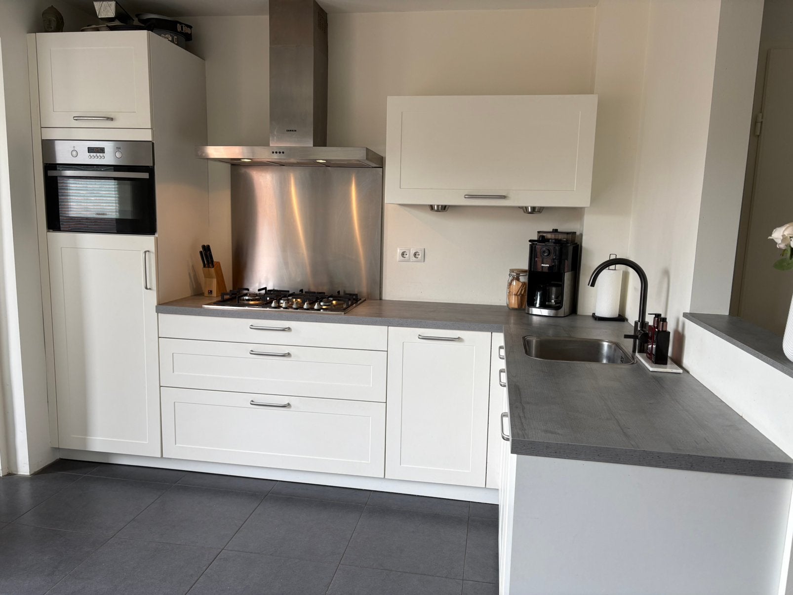 Complete mat witte keuken (2016) incl. apparatuur, Ophalen, Zo goed als nieuw, Wit, Hoekkeuken
