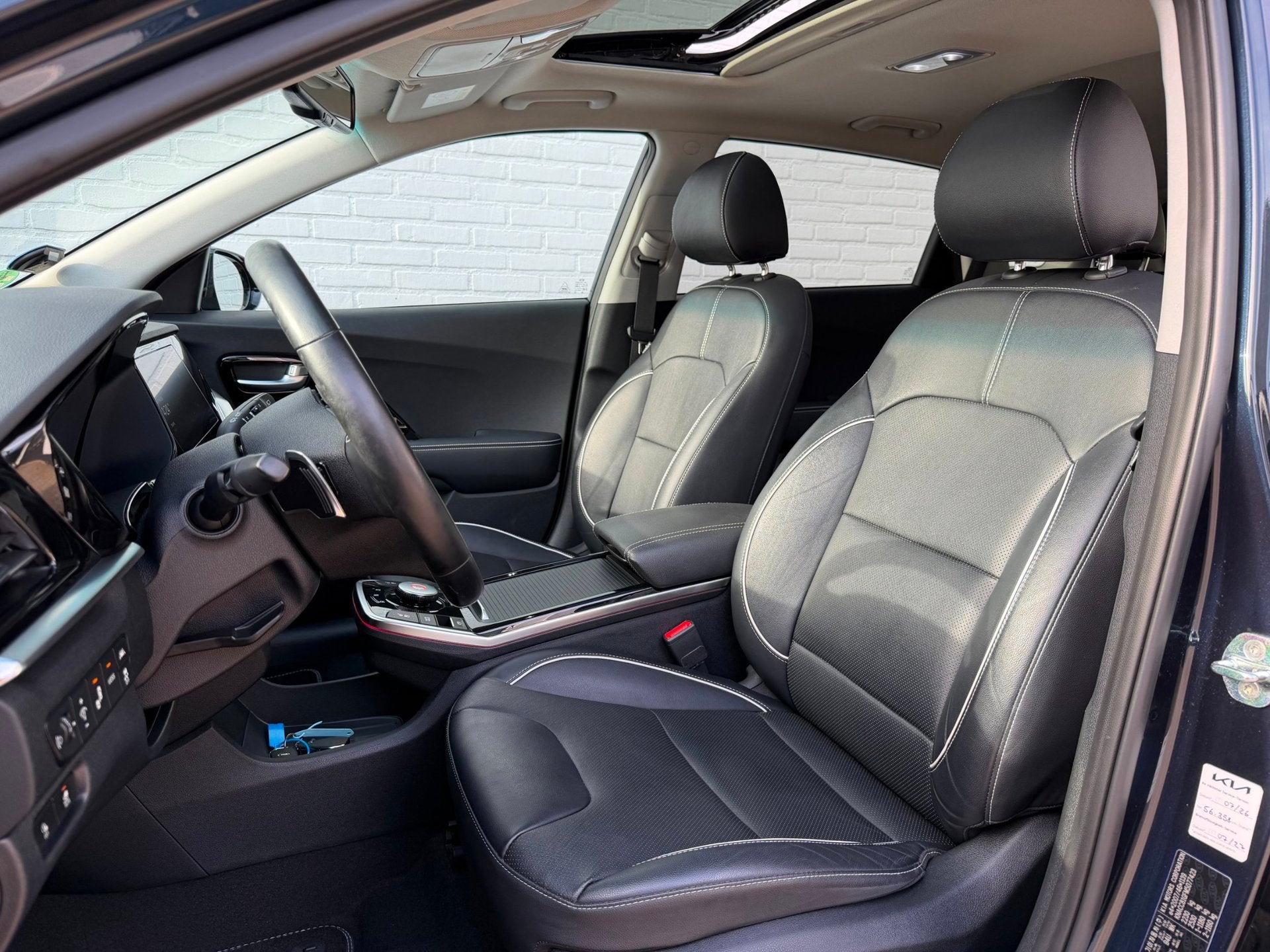 Kia E-Niro ExecutiveLine 64 kWh LEDER l SCHUIFDAK l SoH 100%, Adaptive Cruise Control, Gebruikt, Zwart, 1712 kg