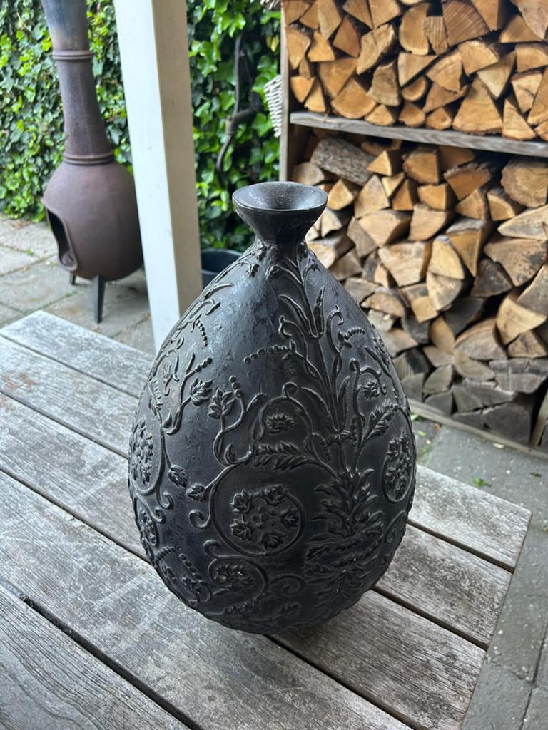 Vaas victoriaanse stijl - bloemenmotief 45 cm hoog, Overige materialen, Overige kleuren, Ophalen of Verzenden, Zo goed als nieuw