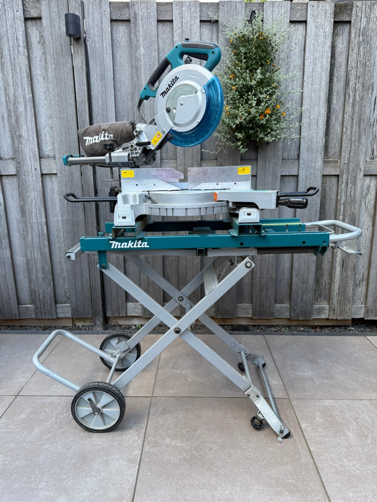 Makita Afkortzaag met onderstel, Doe-het-zelf en Verbouw, Gereedschap | Zaagmachines, Ophalen, Gebruikt, 70 mm of meer, Afkortzaag