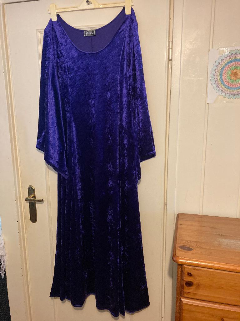 Lange rekbare paarse velours jurk Laughing Vampire, L / XL, Kleding | Dames, Verzenden, Paars, Maat 42/44 (L), Zo goed als nieuw