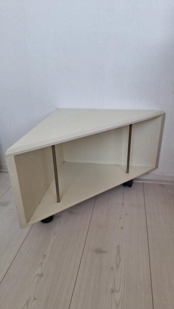 2 witte nachtkastjes op wieltjes, Ophalen, Gebruikt, 65 cm of meer, Minder dan 55 cm